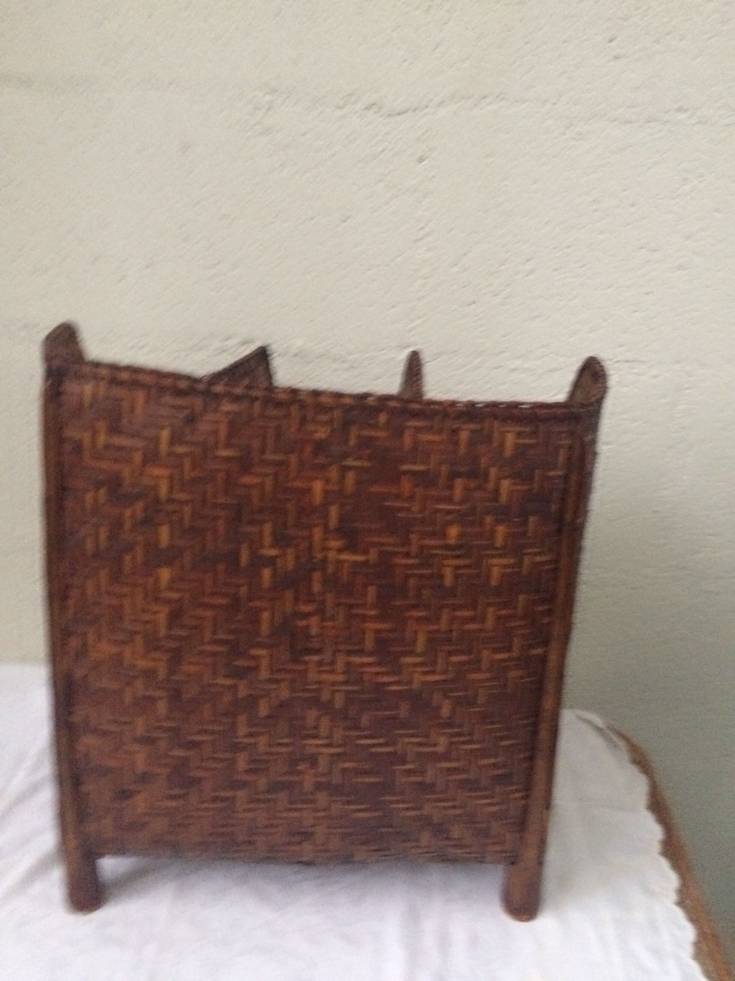 Put documents in two-tone braided bamboo 3 compartments vintage 1970