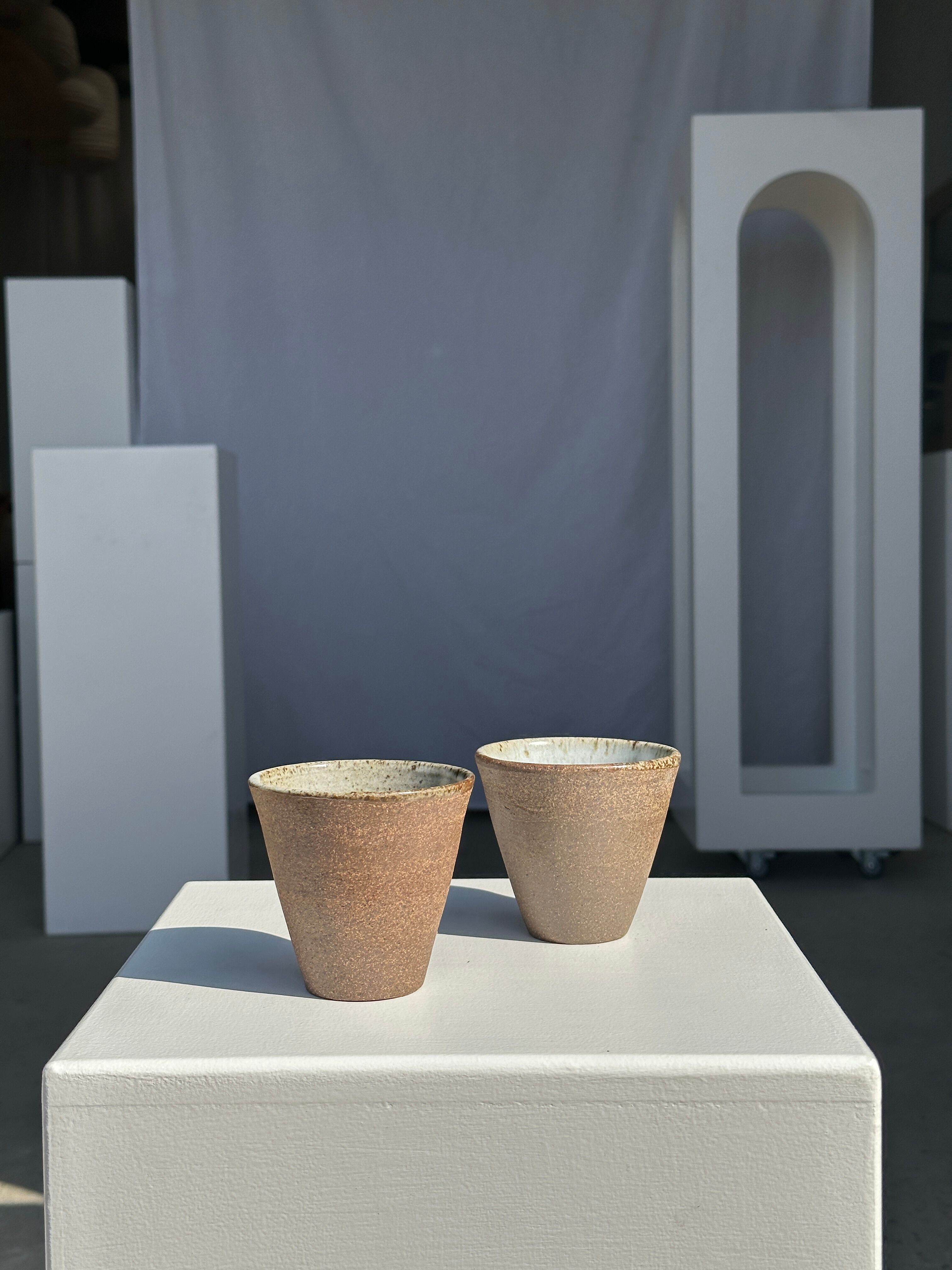 Lot de 2 tasses / mug en céramique indonésienne (mat brun)