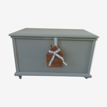 Toy chest on wheels patinated green of gray