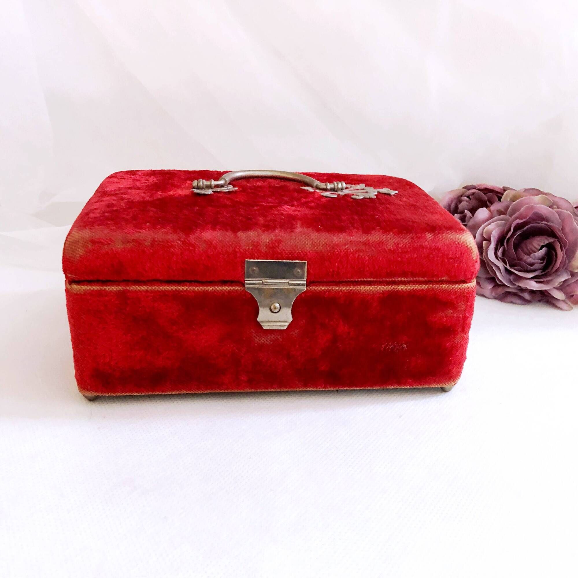 Sewing box padded with red silk, Napoleon III style