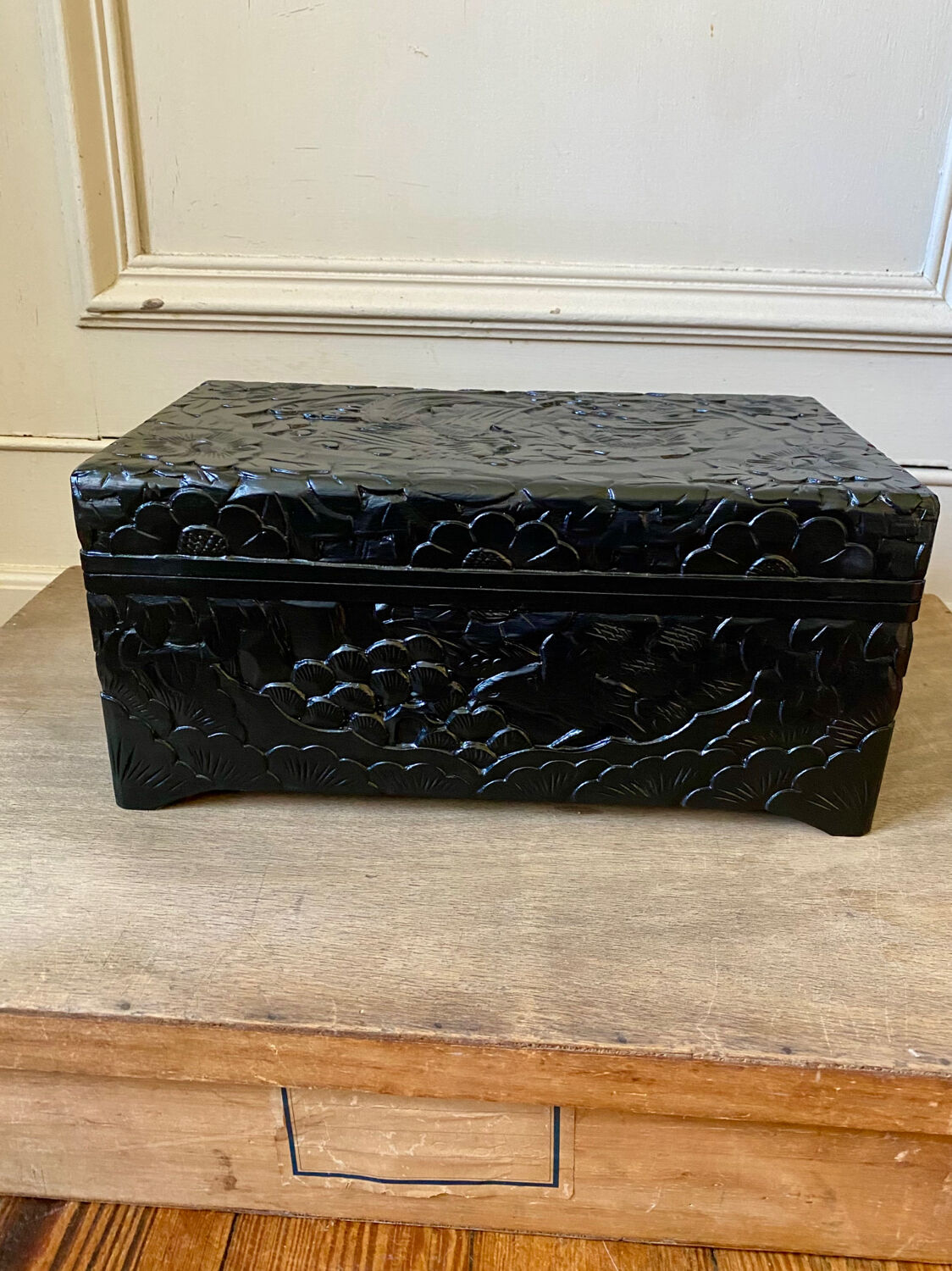 Caisse en bois sculptée