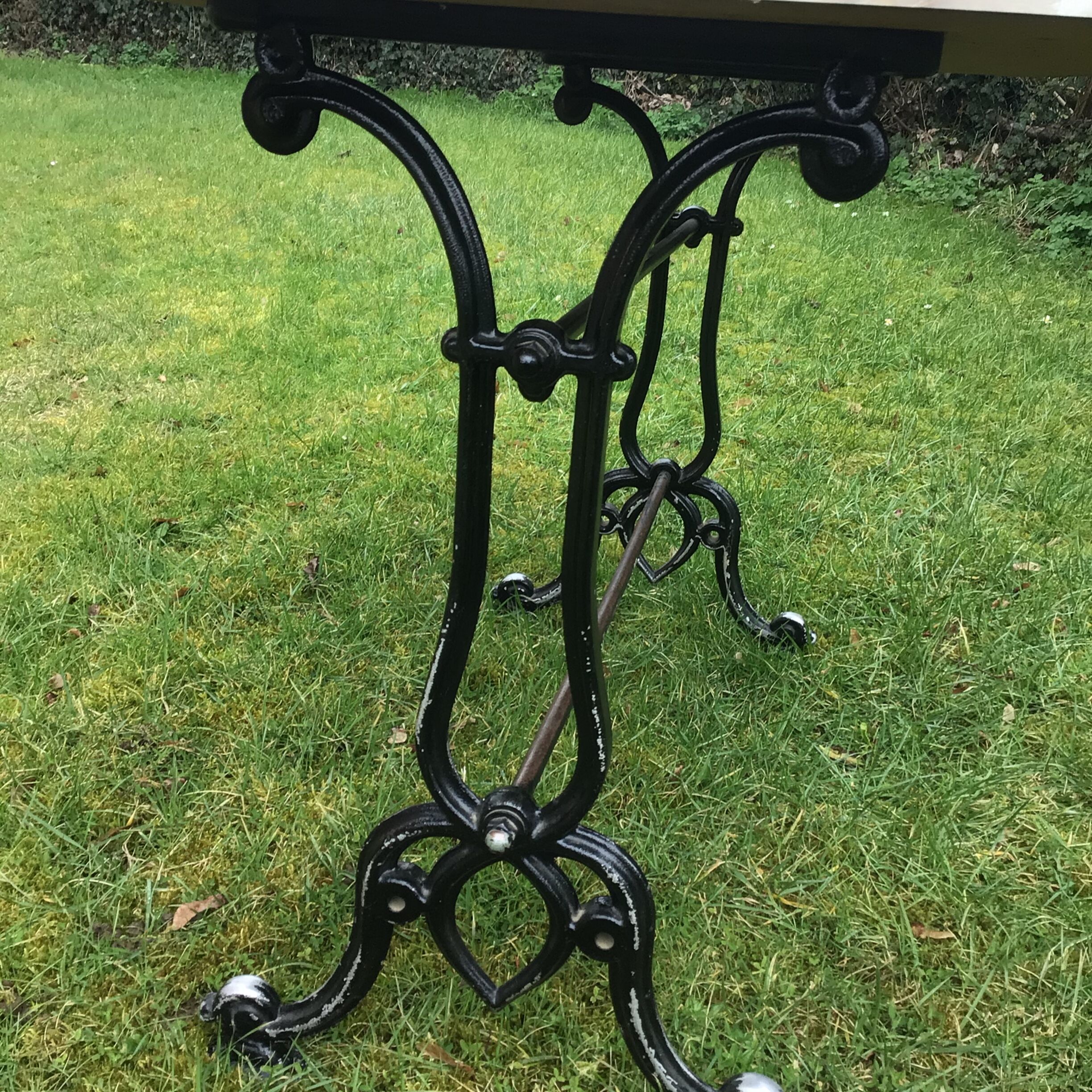 Cast-iron bistro table with marble effect