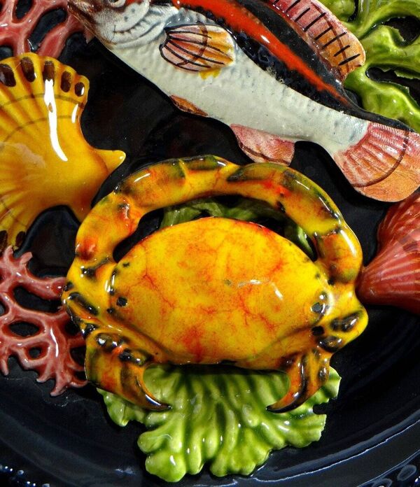 Vallauris, Années 1950, Assiette En Trompe l'Oeil Décor Poisson, Crabe, Coquillages, Corail.