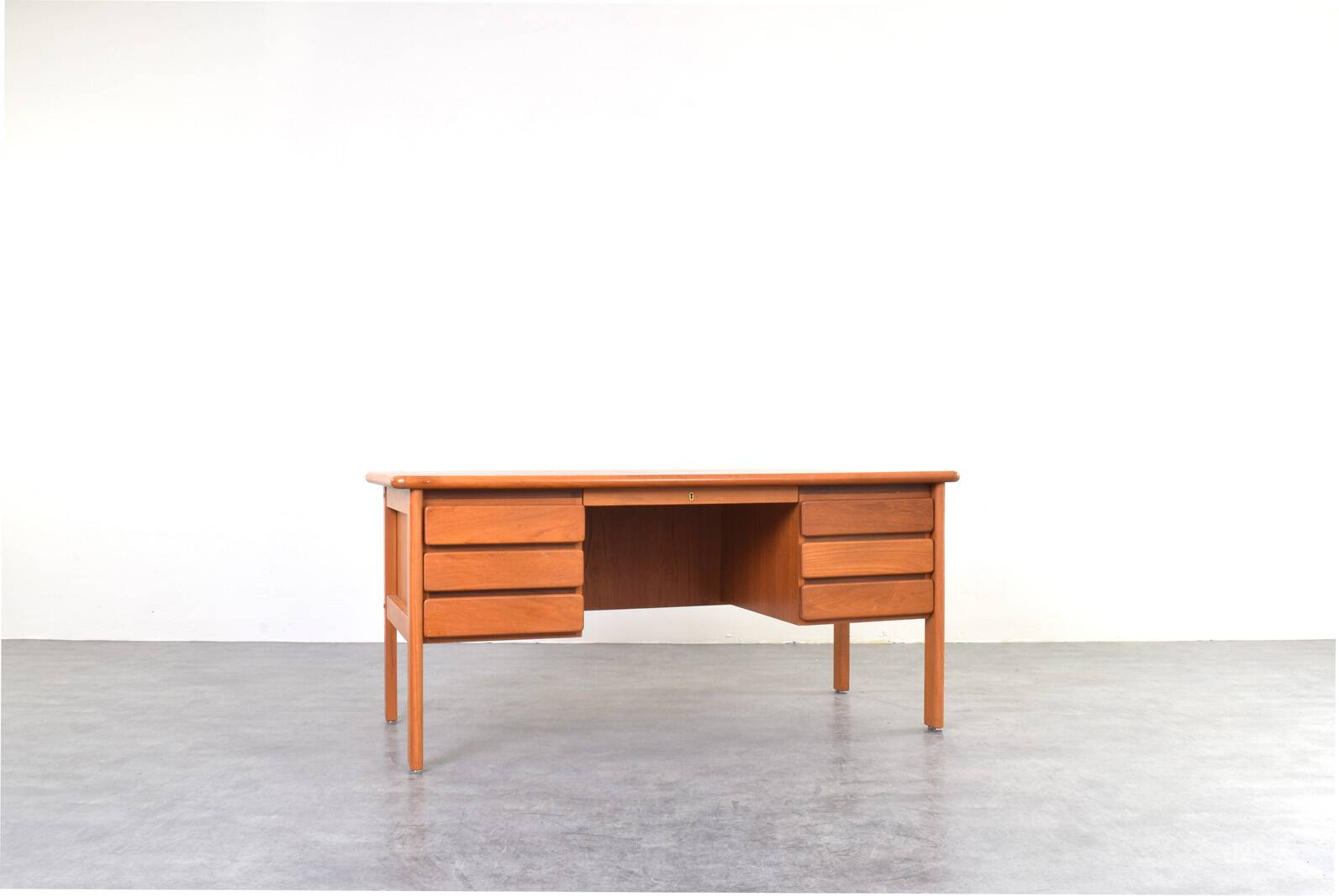 Bureau en teck danois des années 1970.