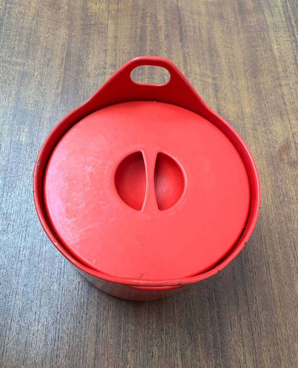 Red enamelled cast iron pot in mid-century style with teak handle by Timo Sarpaneva for Rosenlew of Finland, 1960s.