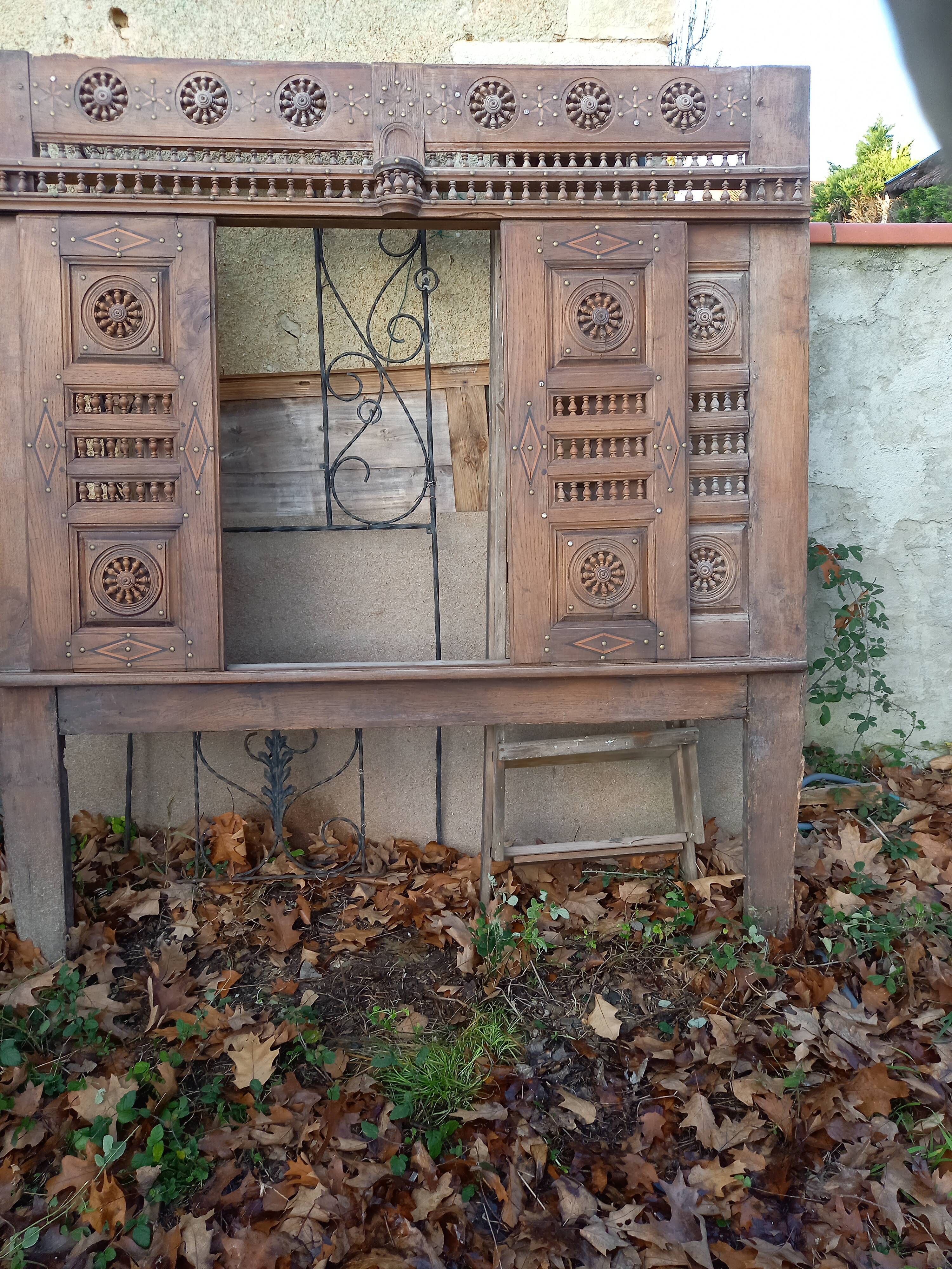 Old Breton closed bed façade