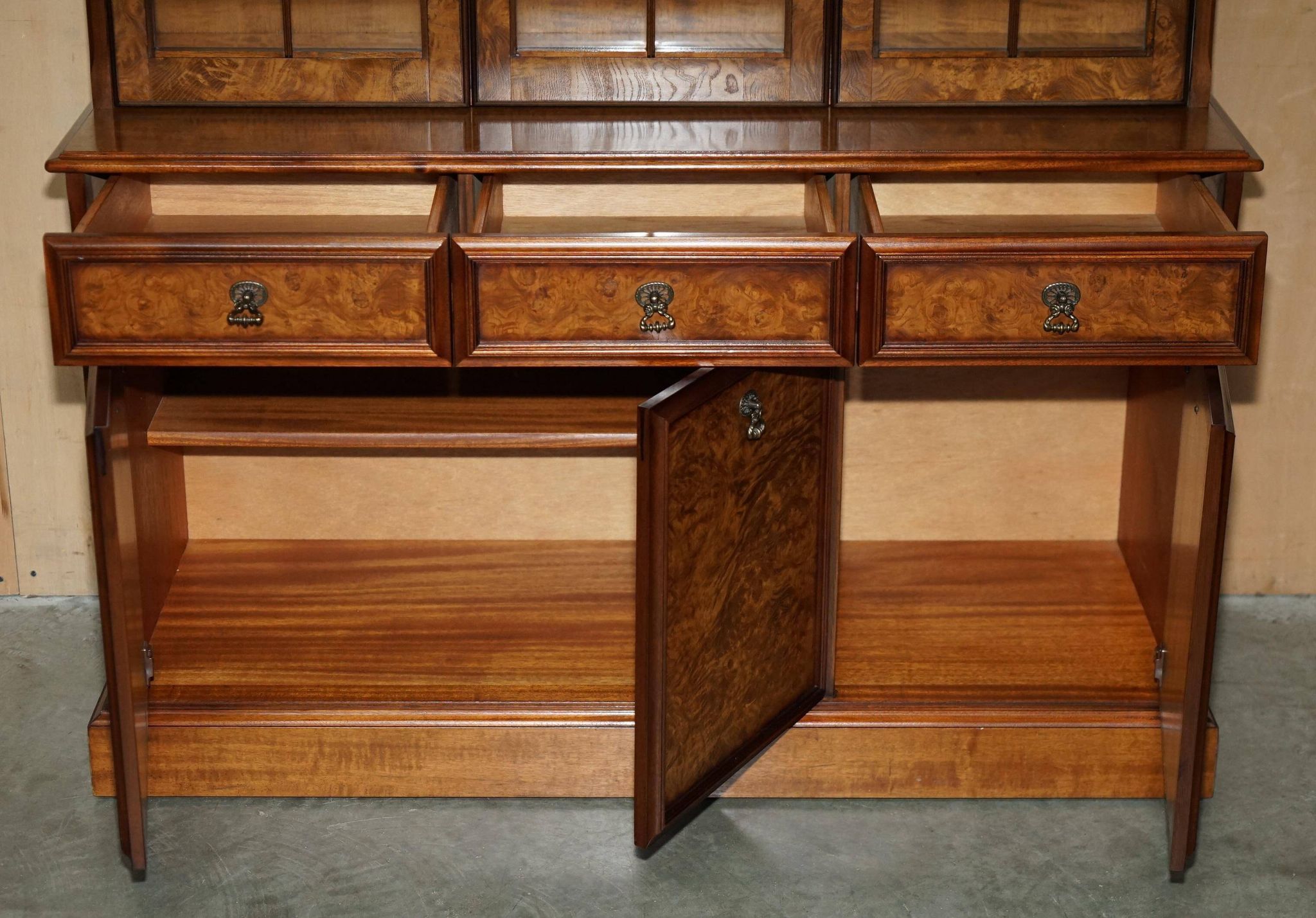 Buffet vintage en noyer burr avec vitres et éclairage, style Art Deco