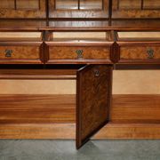 Buffet vintage en noyer burr avec vitres et éclairage, style Art Deco