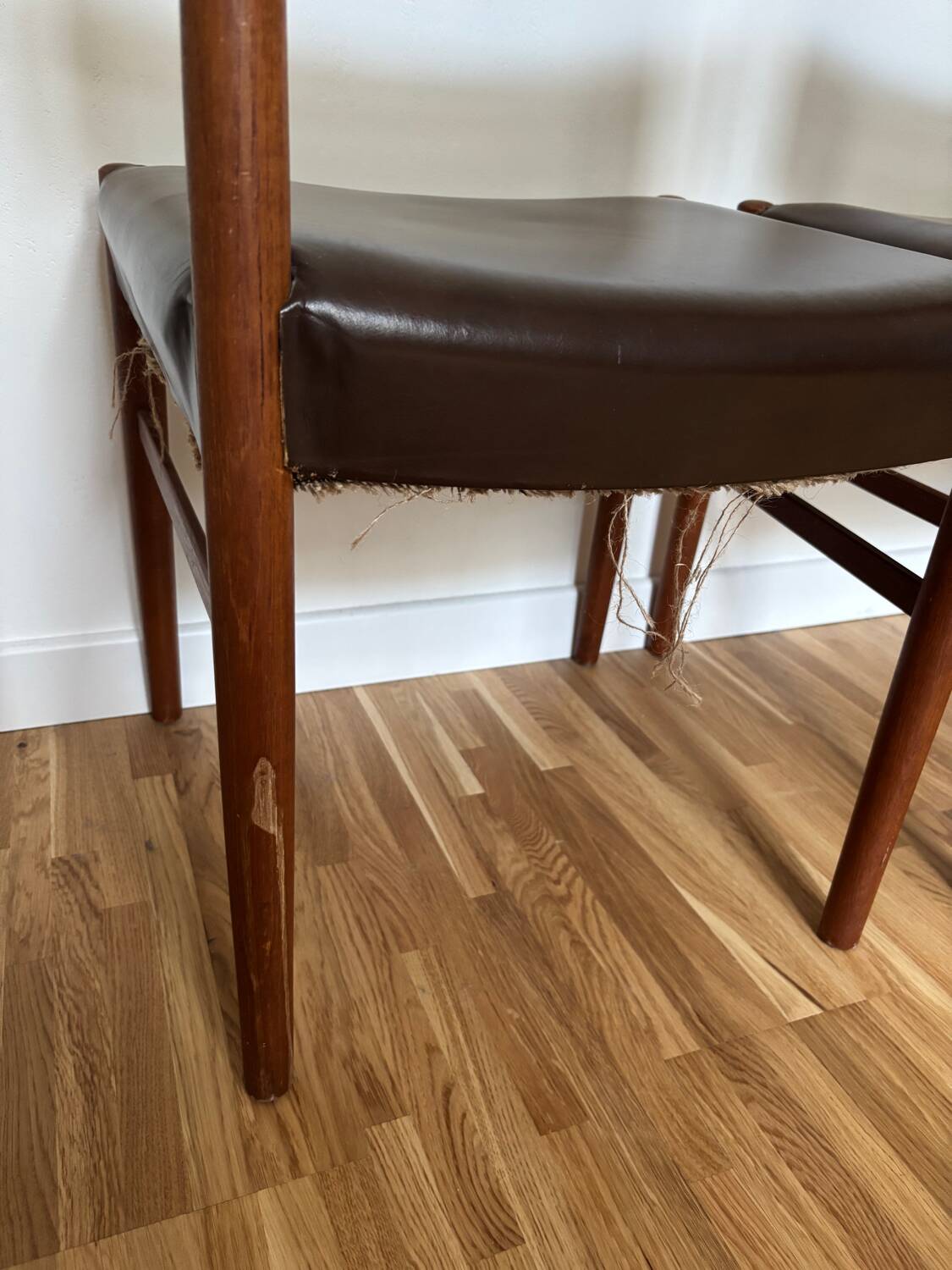 Deux chaises en cuir et teck scandinave