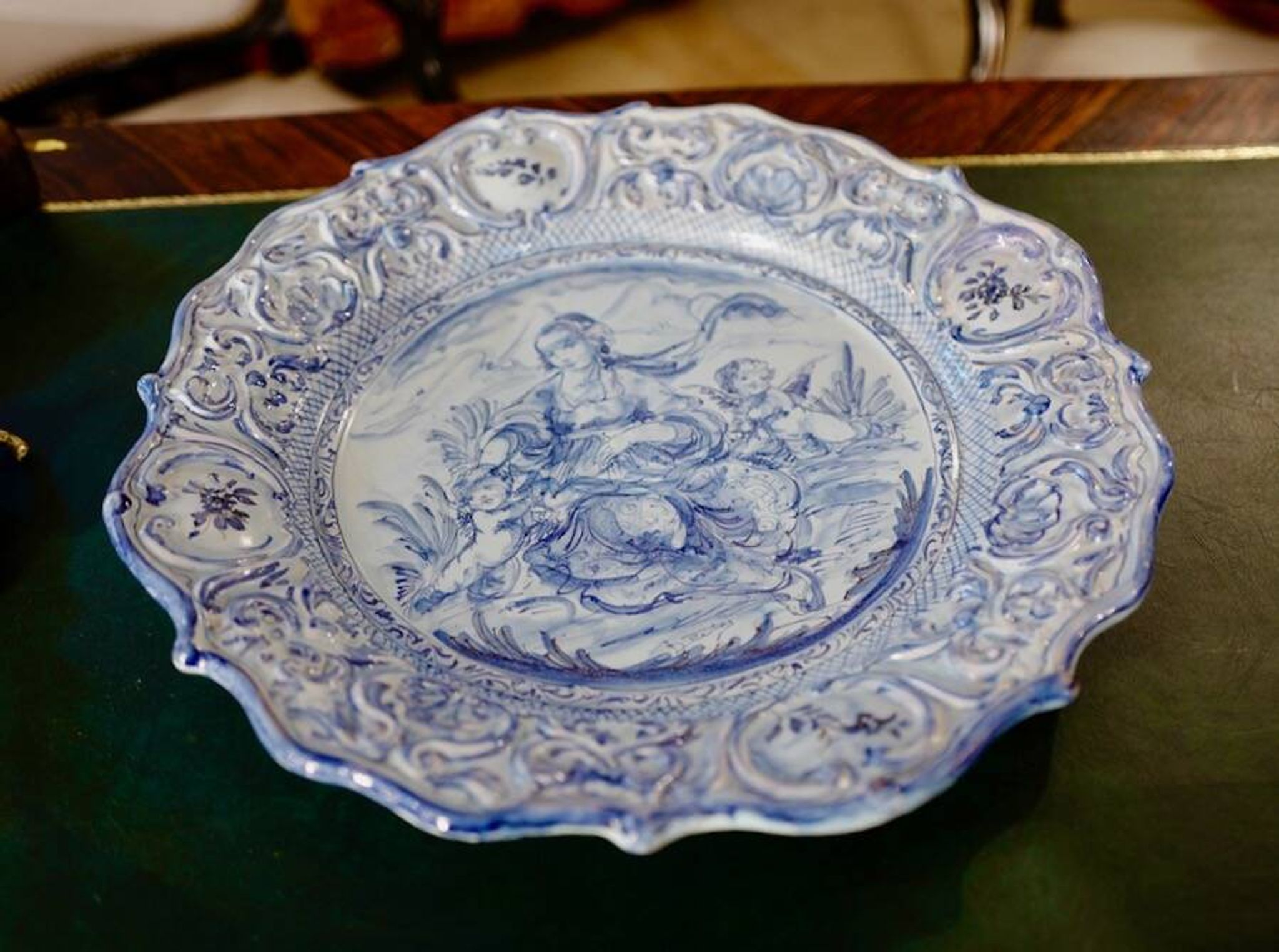 Grand plat en faience bleue Savone Italie 48 cm de diamètre