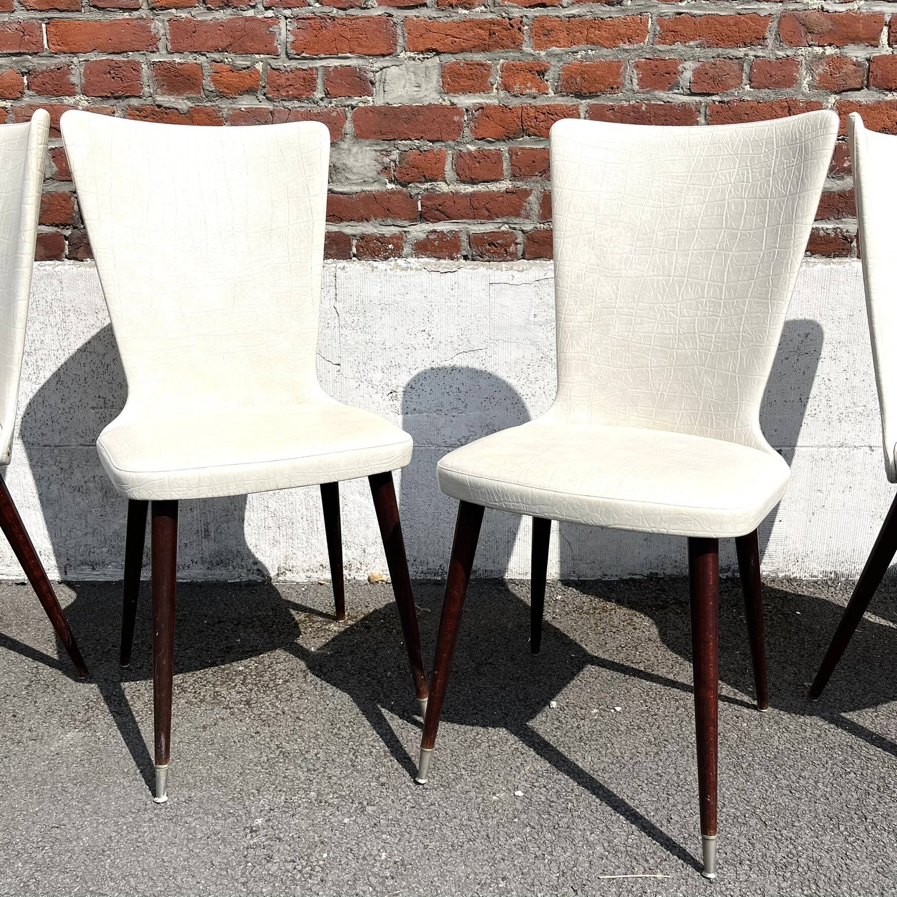 Set of 4 vintage Baumann chairs, in wood and white faux leather, model ESSOR.