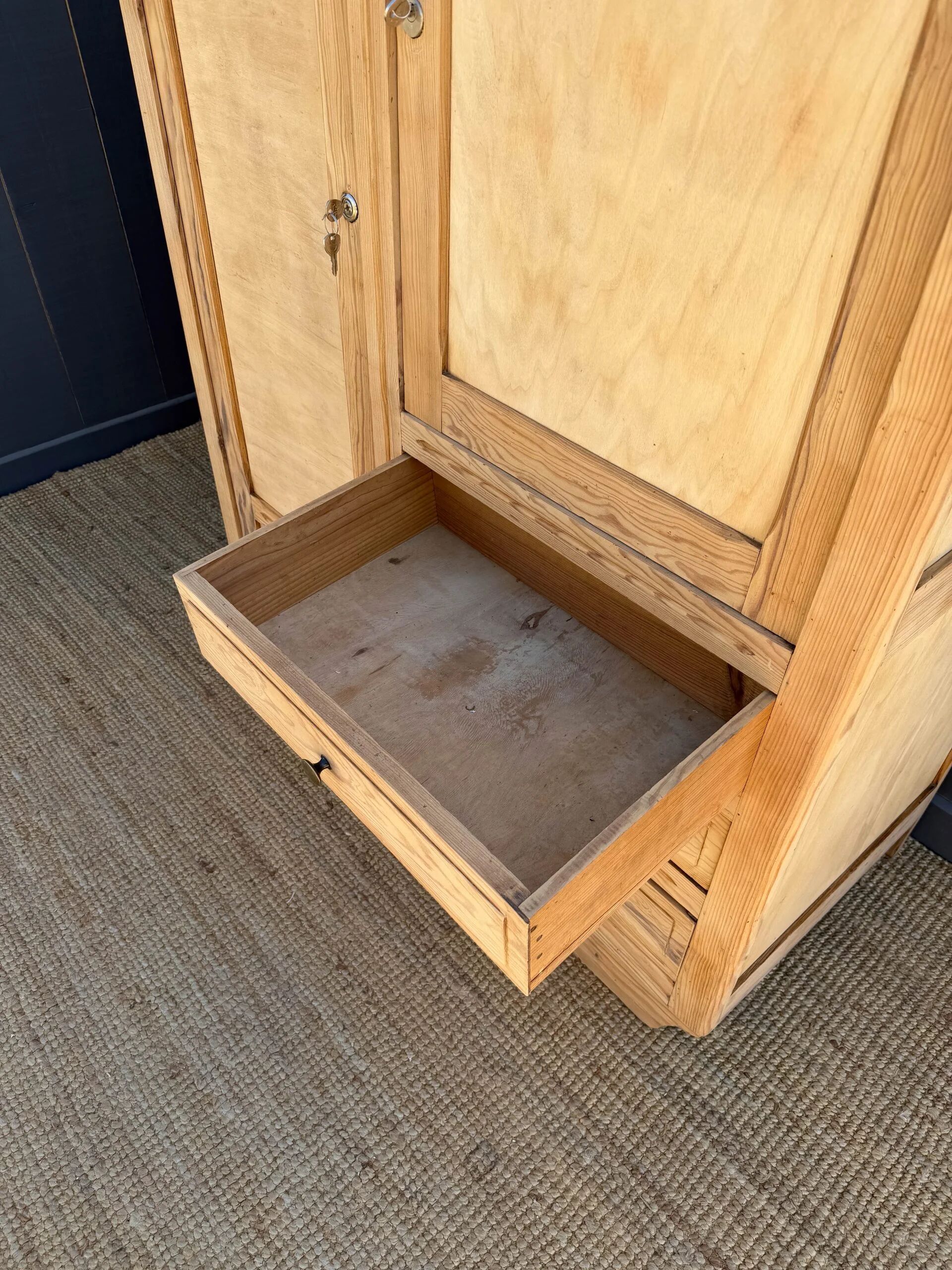 Armoire asymétrique