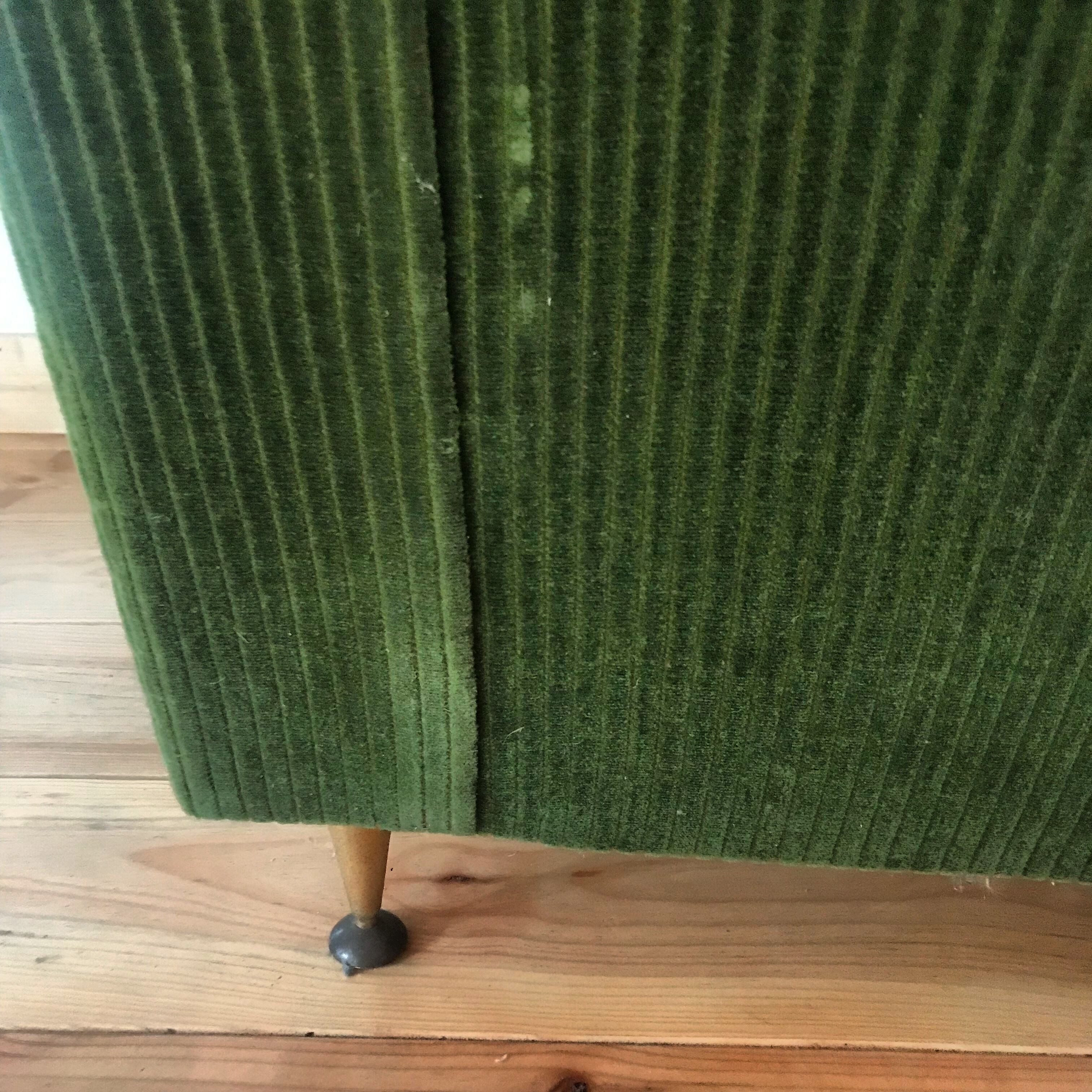Fauteuil club vintage en velours cotelé.