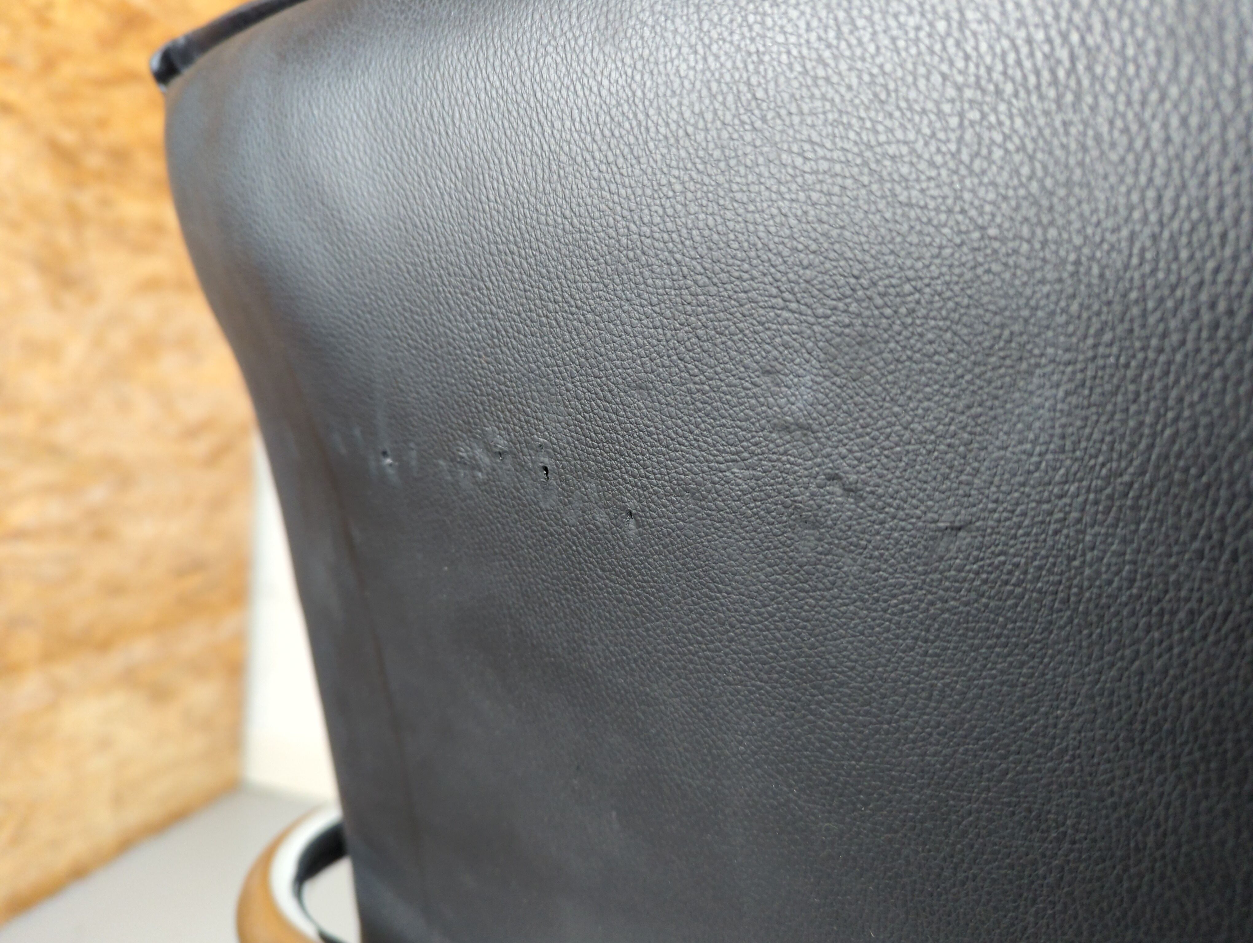 Paire de fauteuils de bureau cuir et structure tubulaire chromé