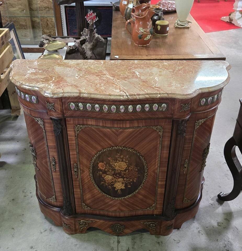 Meuble d’appui de style Napoléon III " Boulle" orné de médaillons