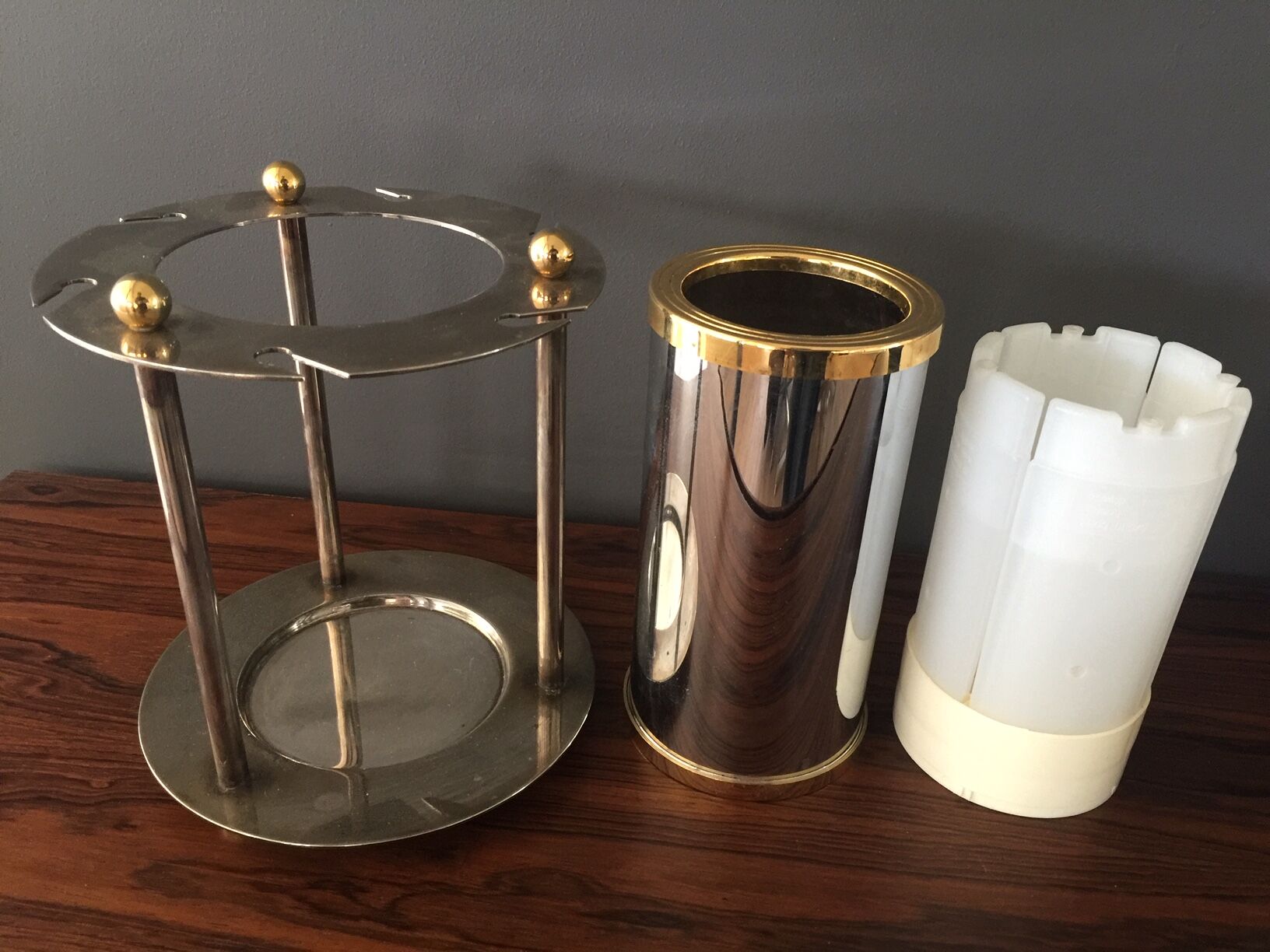 Wine or champagne cooler with door glasses