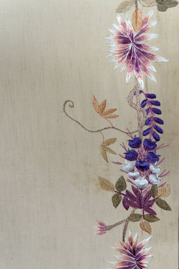 Important Ensemble de Trois Tapisseries Indochinoises Brodées de Soie