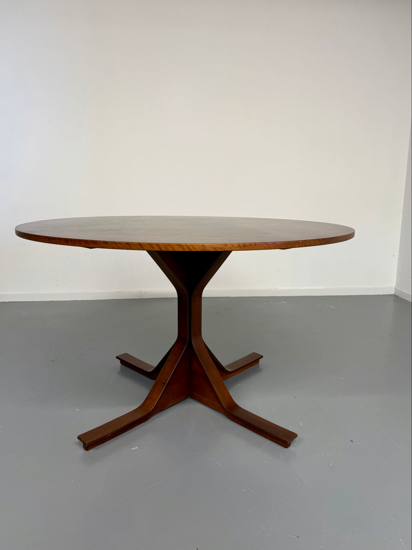 Table repas design Gianfranco Frattini pour Bernini model 522 année 60