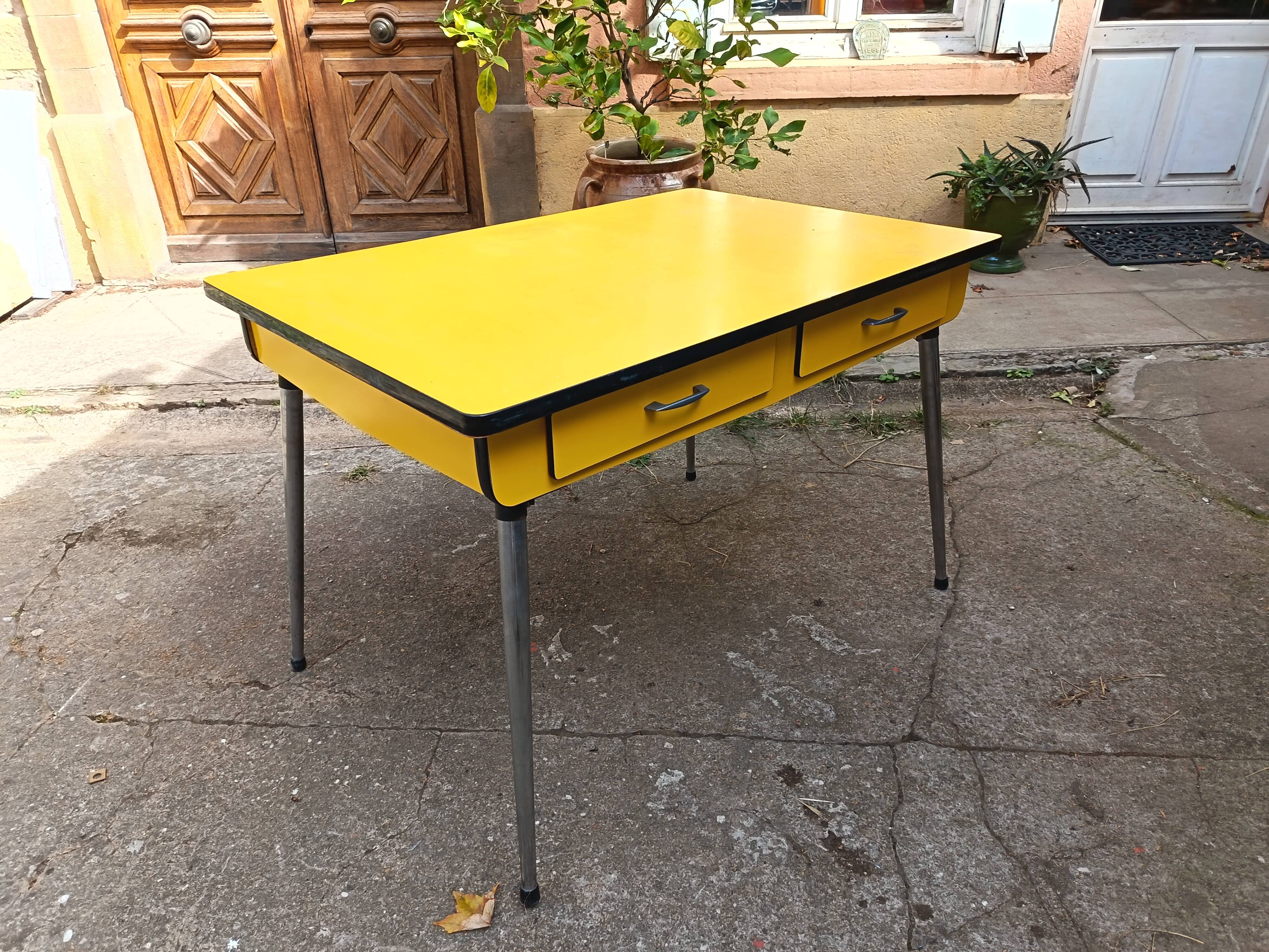 Table en formica jaune vif années 70