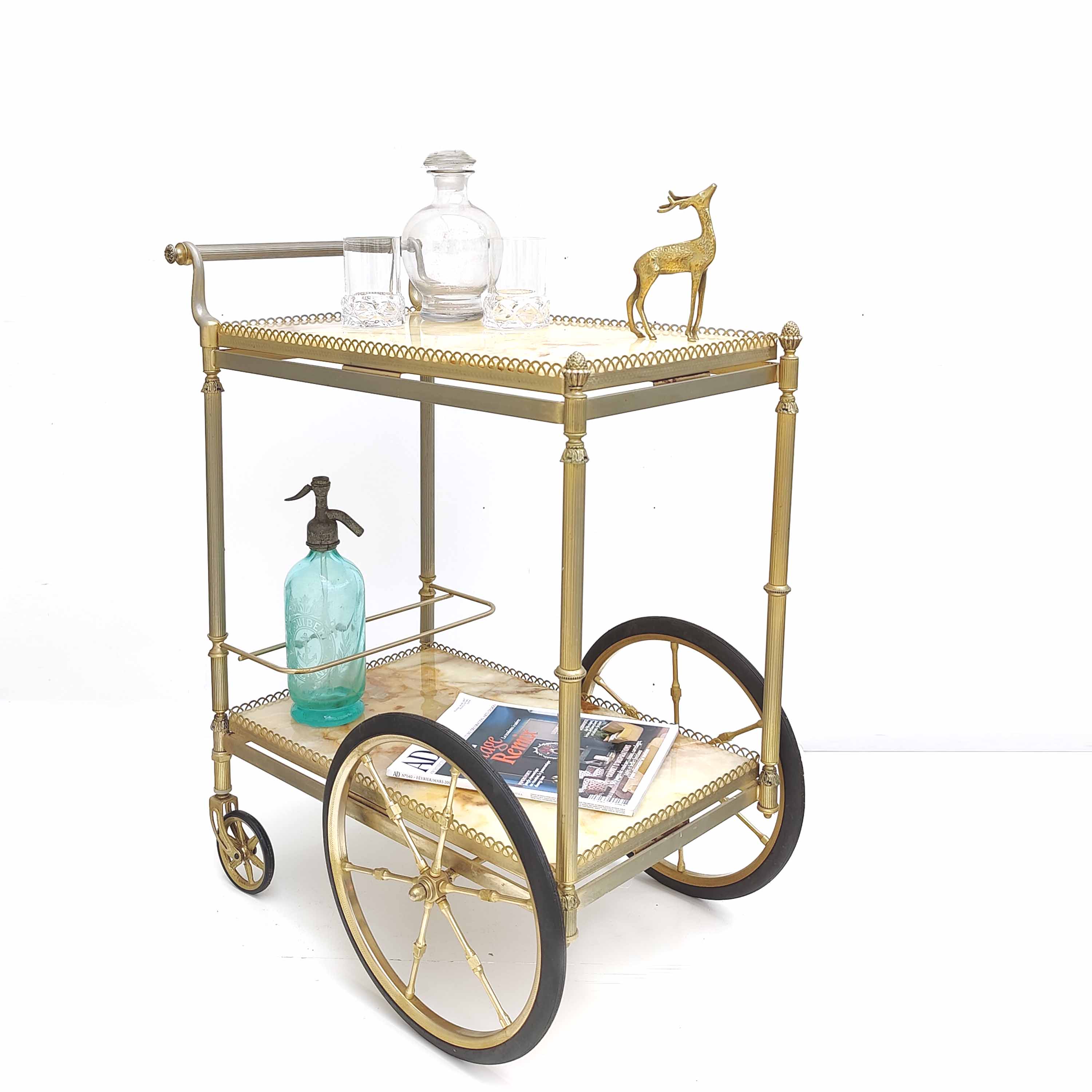 Golden bar and onyx dessert