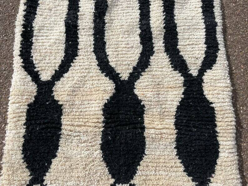Tapis berbere noir et blanc taille 100 x 200 cm