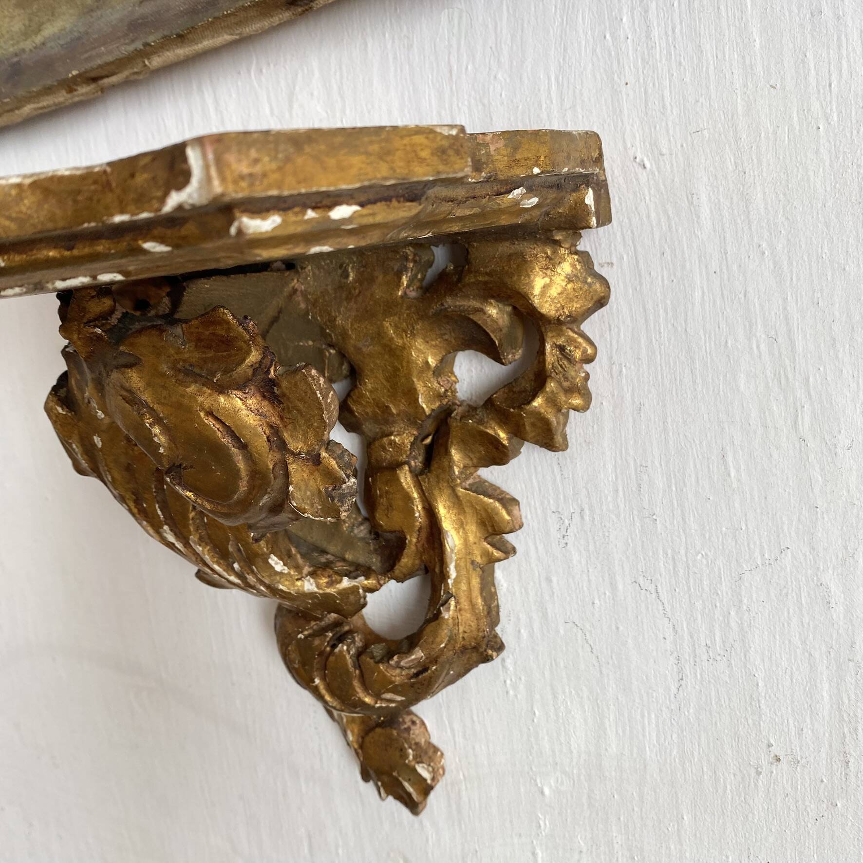 Antique wall console in wood and gilded stucco.
