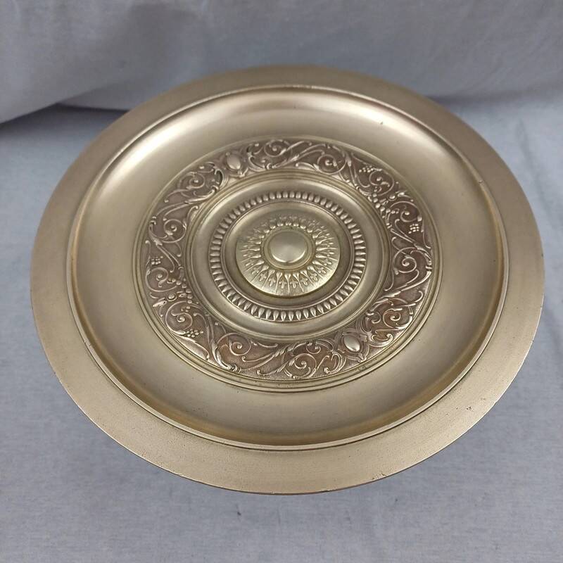 Antique centrepiece on a pedestal in bronze, in very good condition.