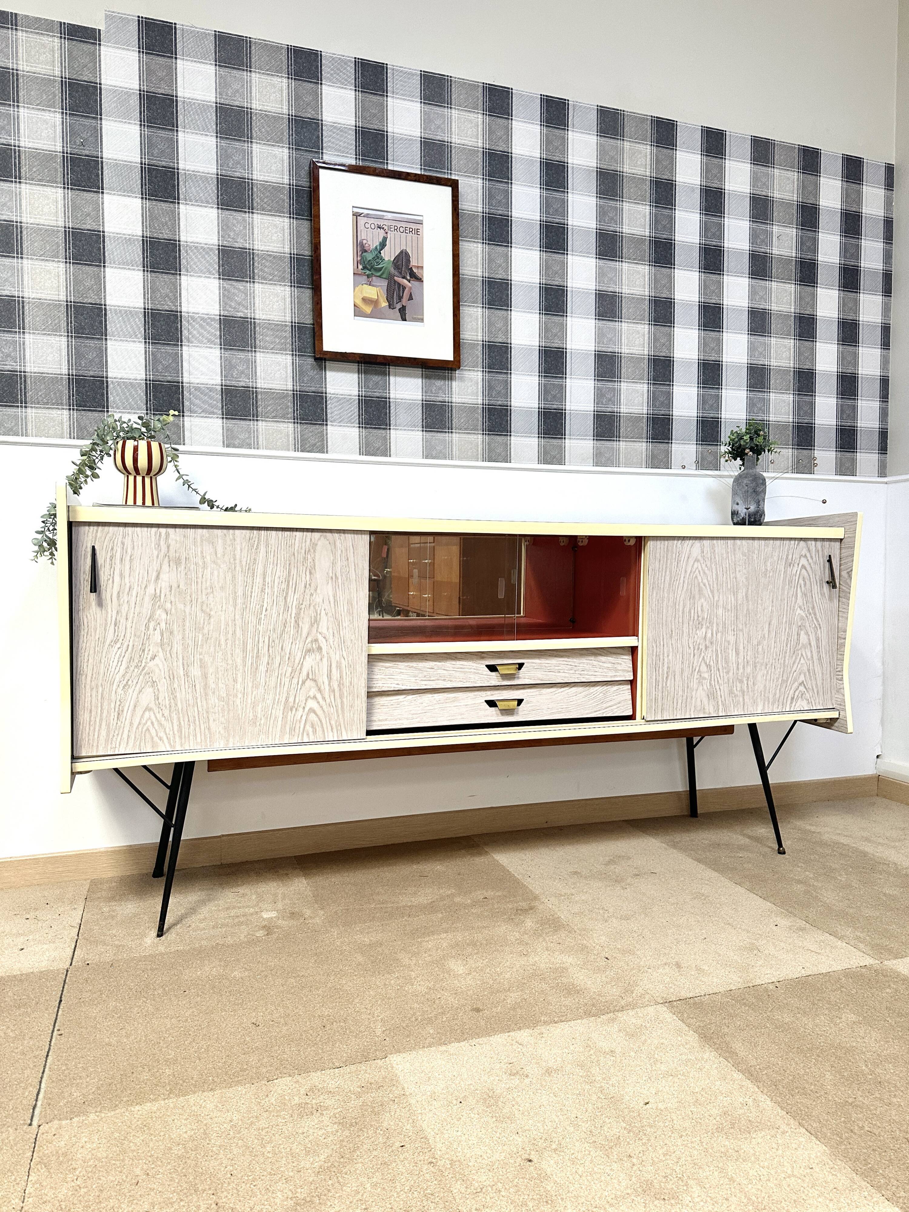 Formica Compass Foot Row