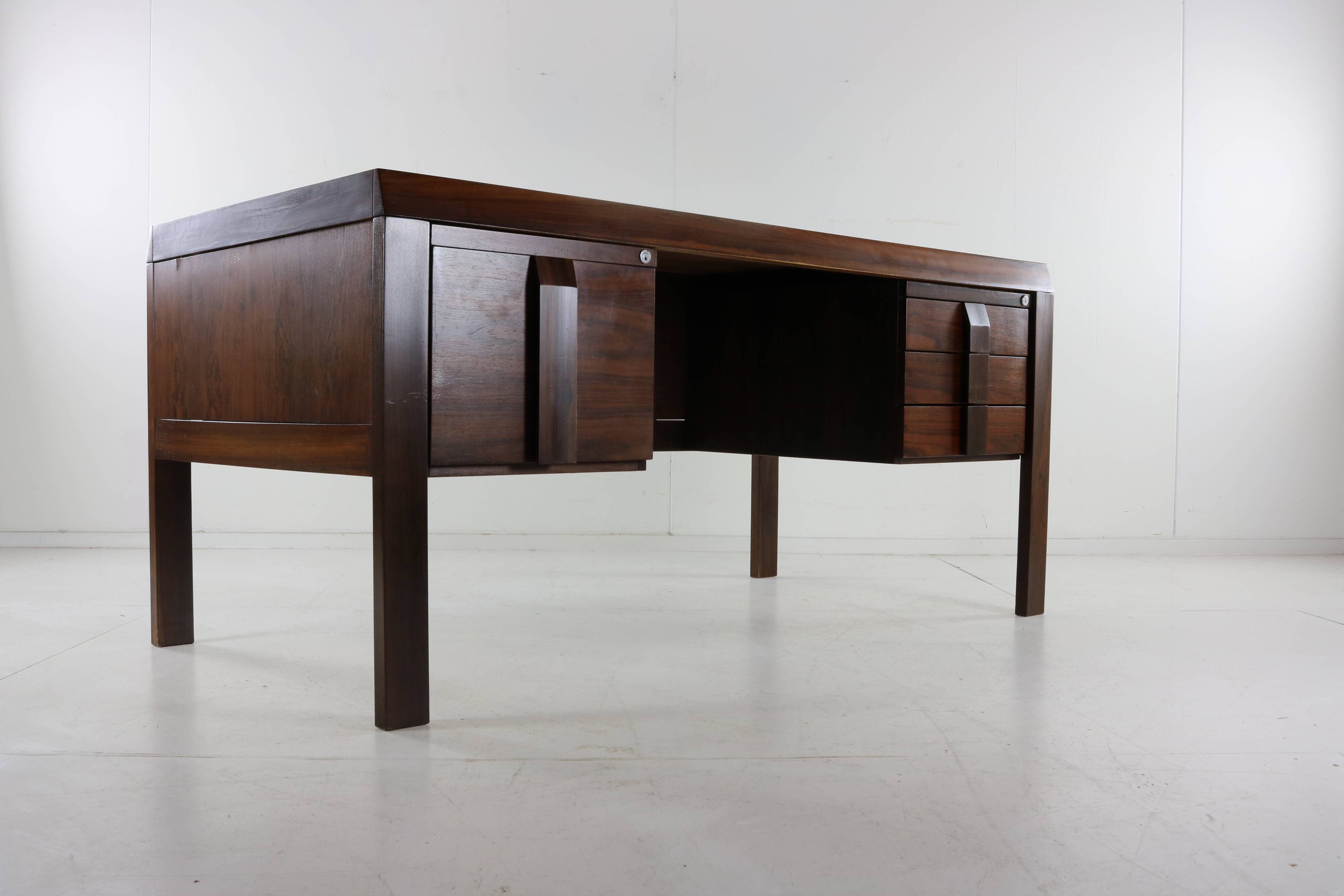 Sixties Brasilian jacaranda superb design desk by Jean Gillon for Italma
