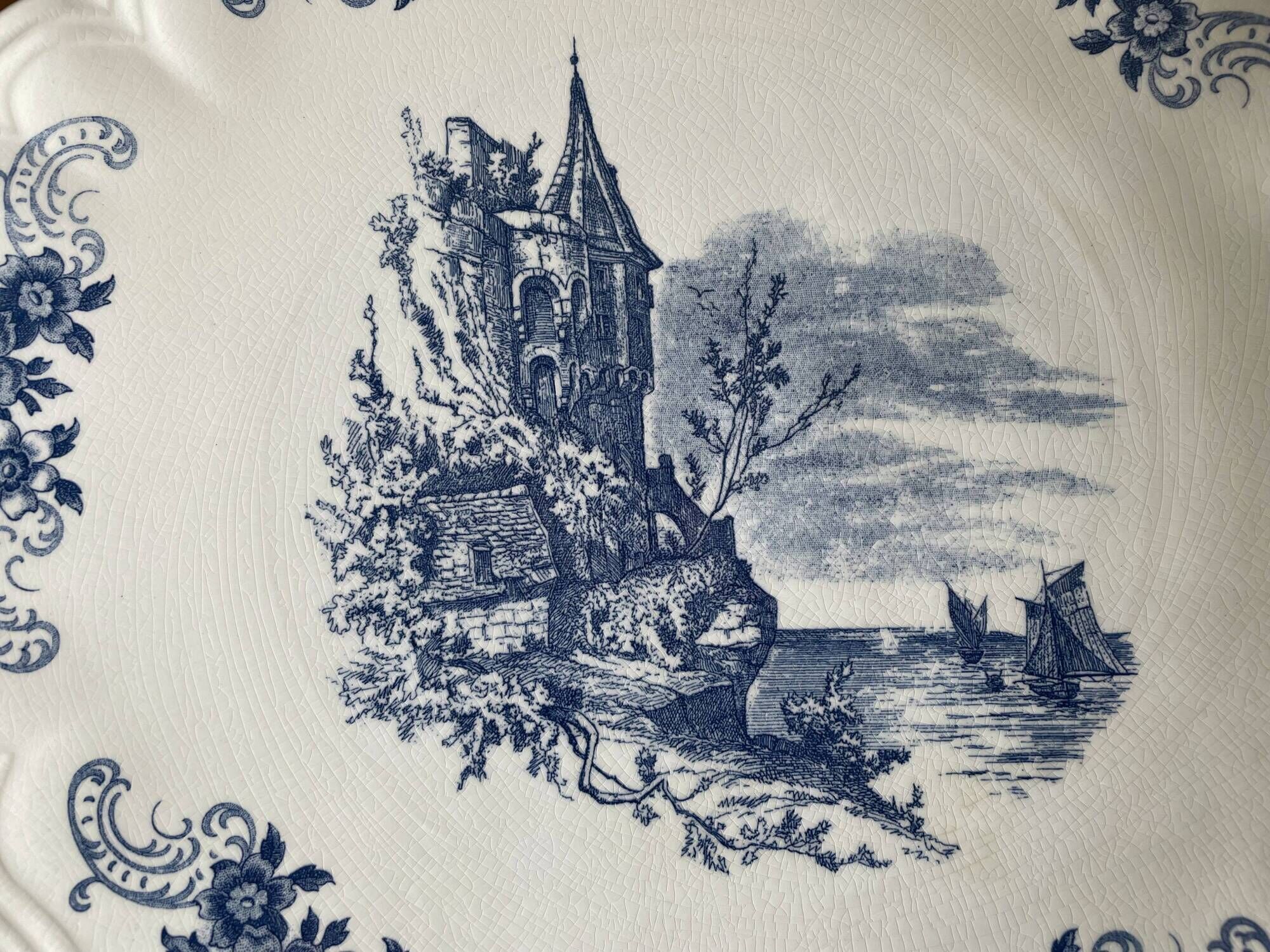 Antique pie dish in Sarreguemines faience.