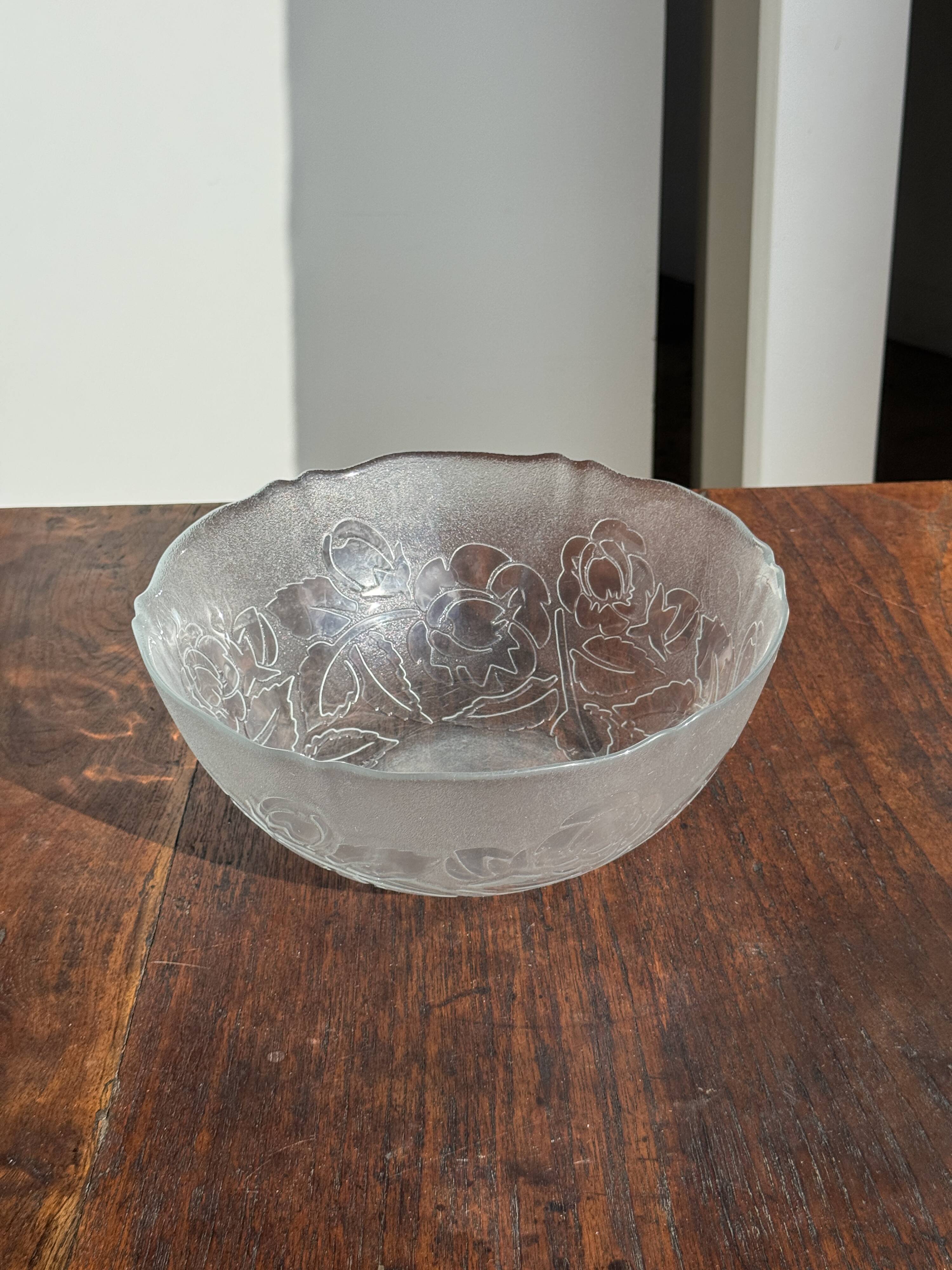 Vintage salad bowl with stylised rose pattern D23 H10