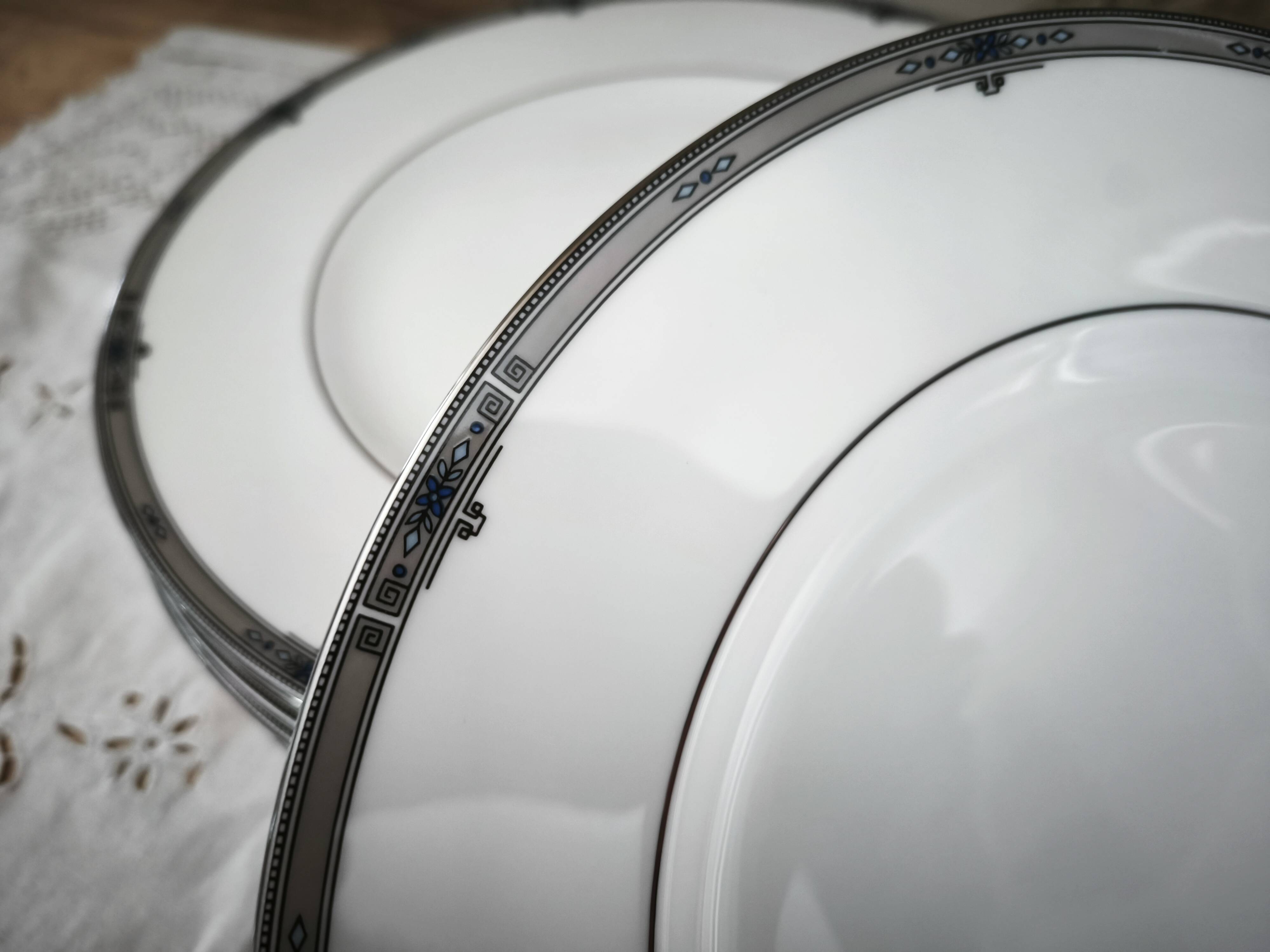 Set of 12 flat plates in English porcelain Wedgwood model Amherst.