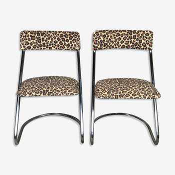 Paire de chaises suspendues en métal chromé dessus motif léopard vintage