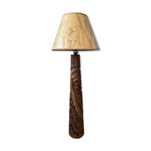 lampadaire en bois sculpté
