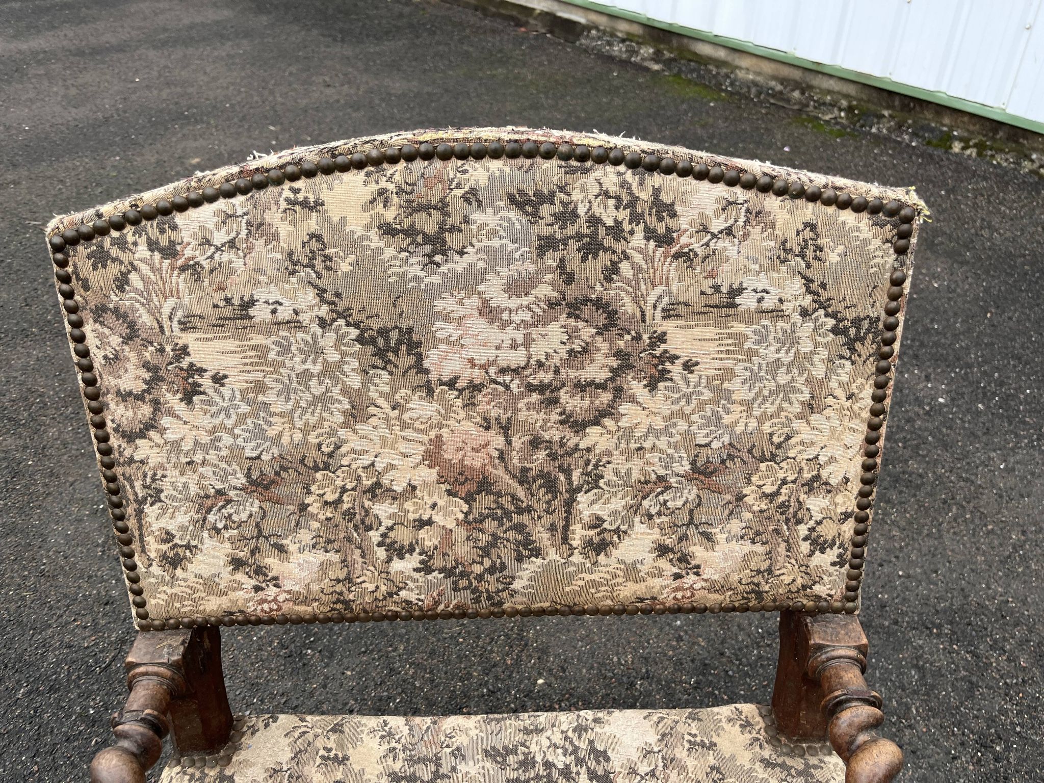 Fauteuil de style Louis XIII à dossiers et pieds torsadés
