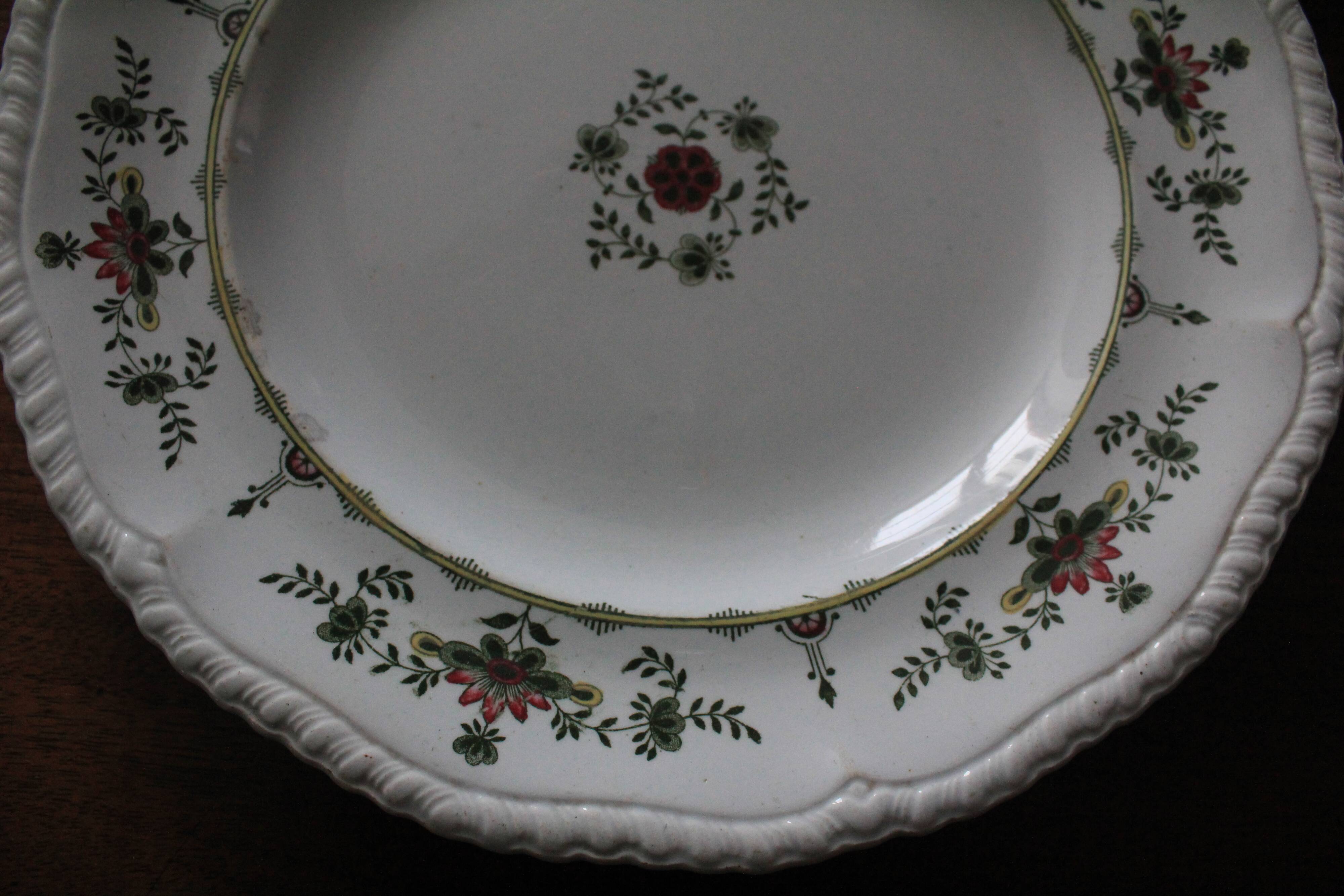 Round plate from the English Manufacture Minton model Venetia.