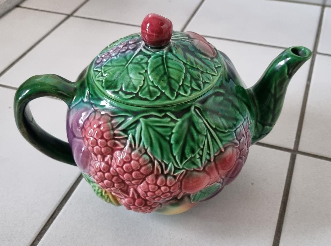 Teapot of Salins in slip
