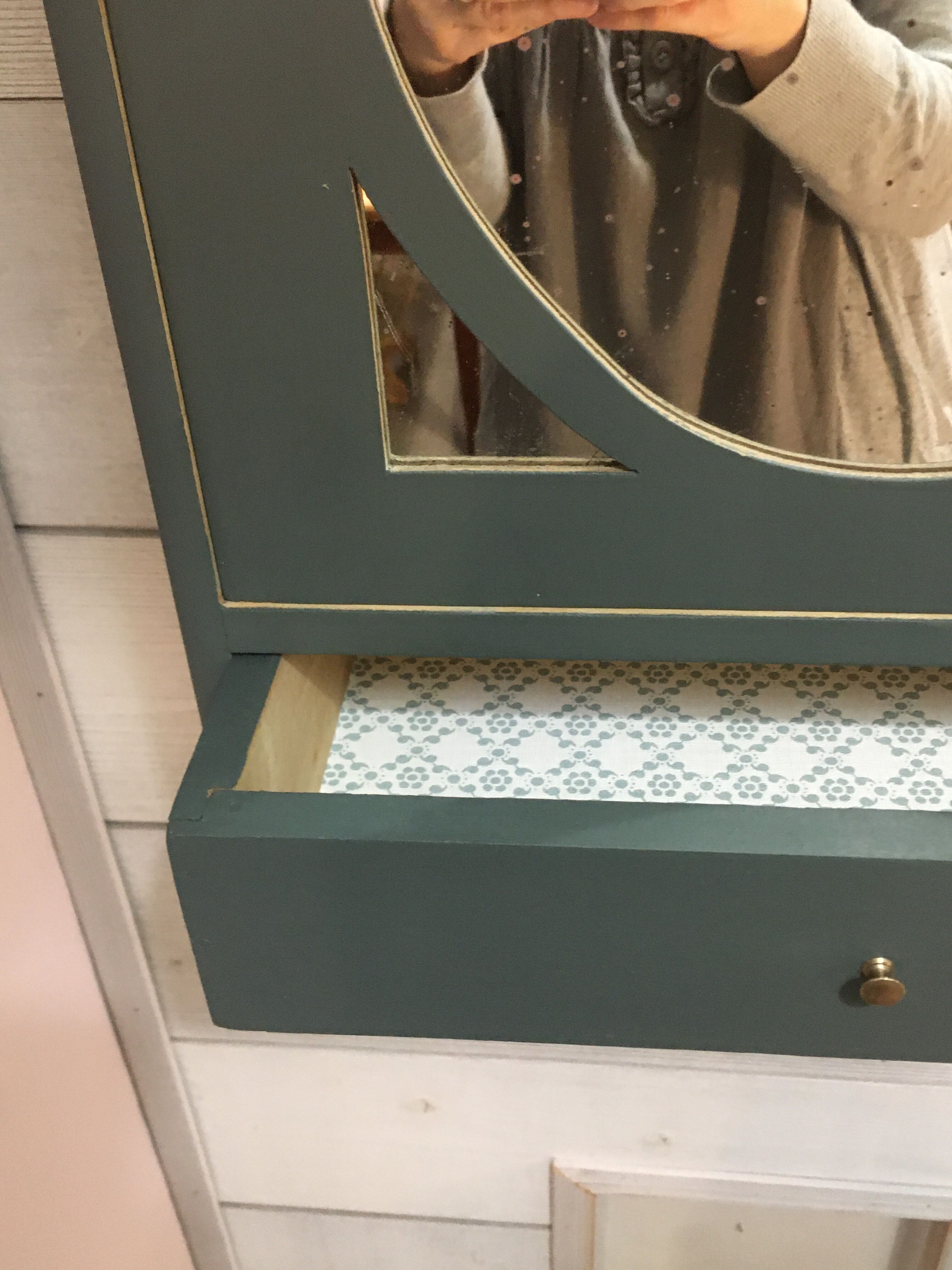 Wall-mounted toilet cabinet