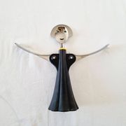 Célèbre ouvre-bouteille ou tire-bouchon Alessi conçu par Alessandro Mendini en 1994