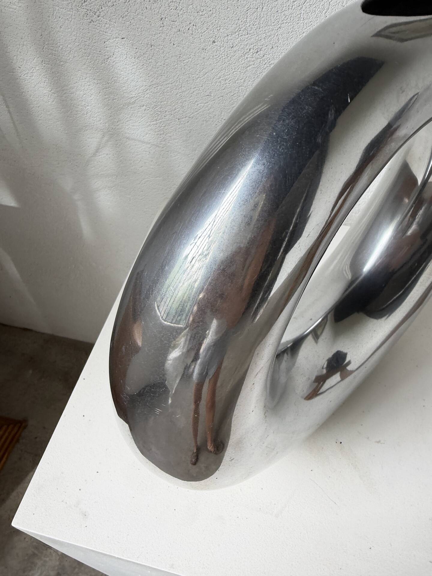 Round aluminium loop vase