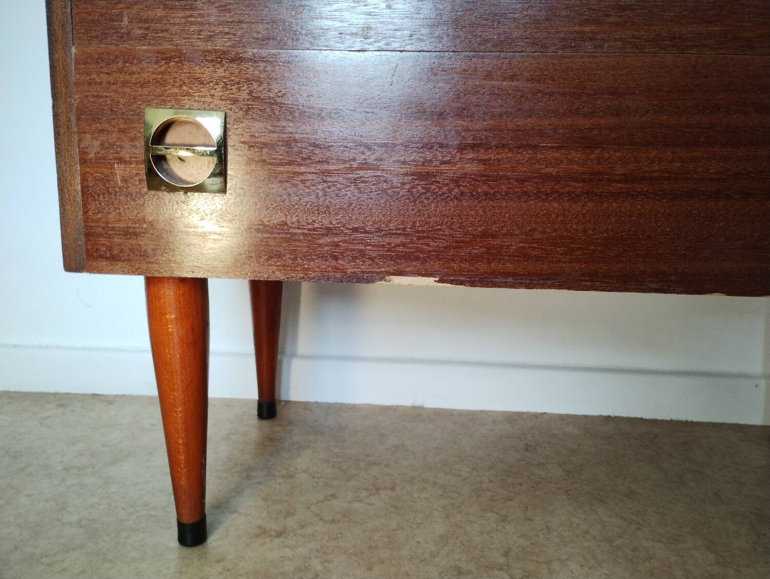 Chest of drawers with spindle legs
