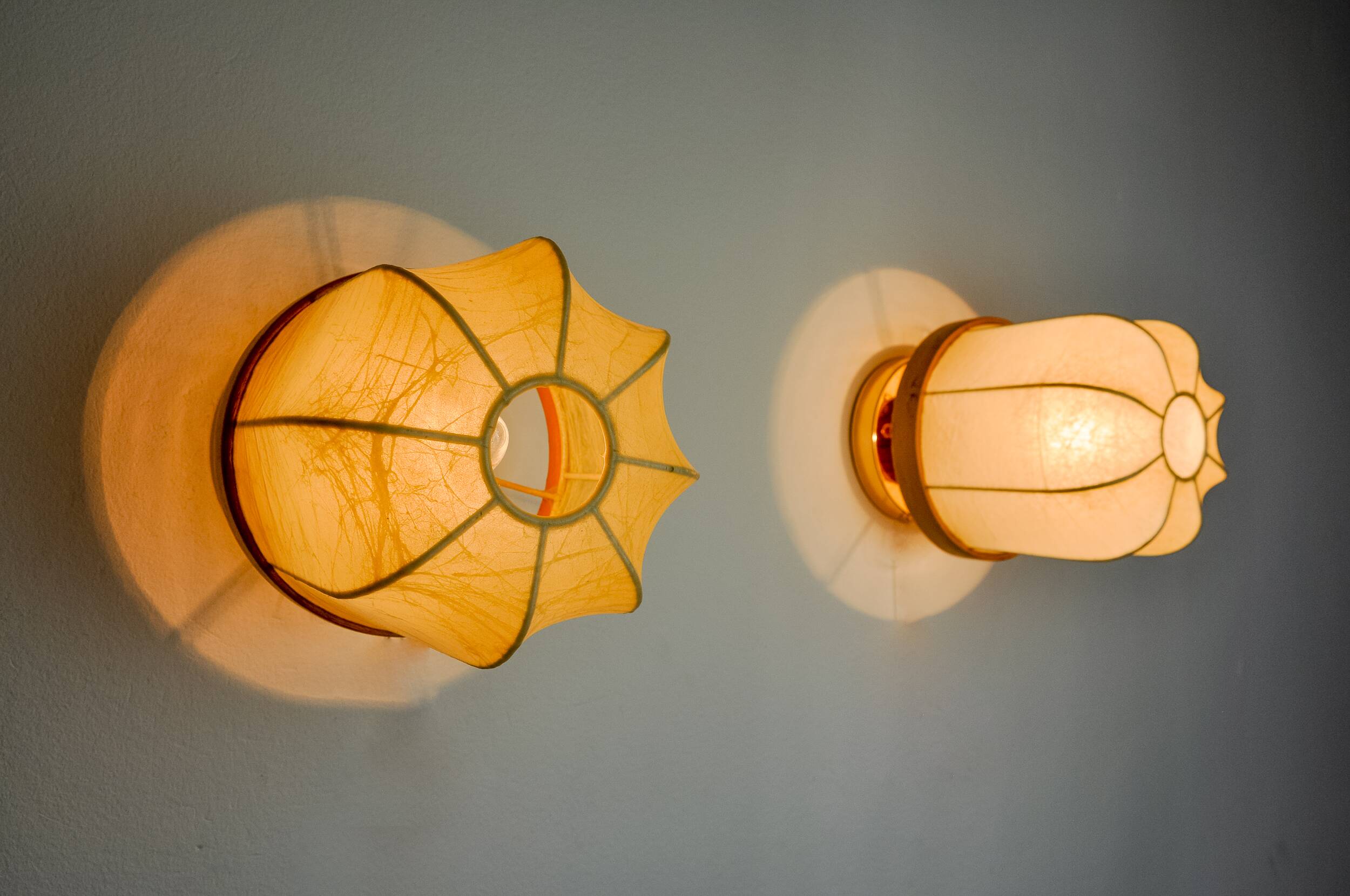 Pair of "cocoon" wall lights, resin and pine, Italy, 1970