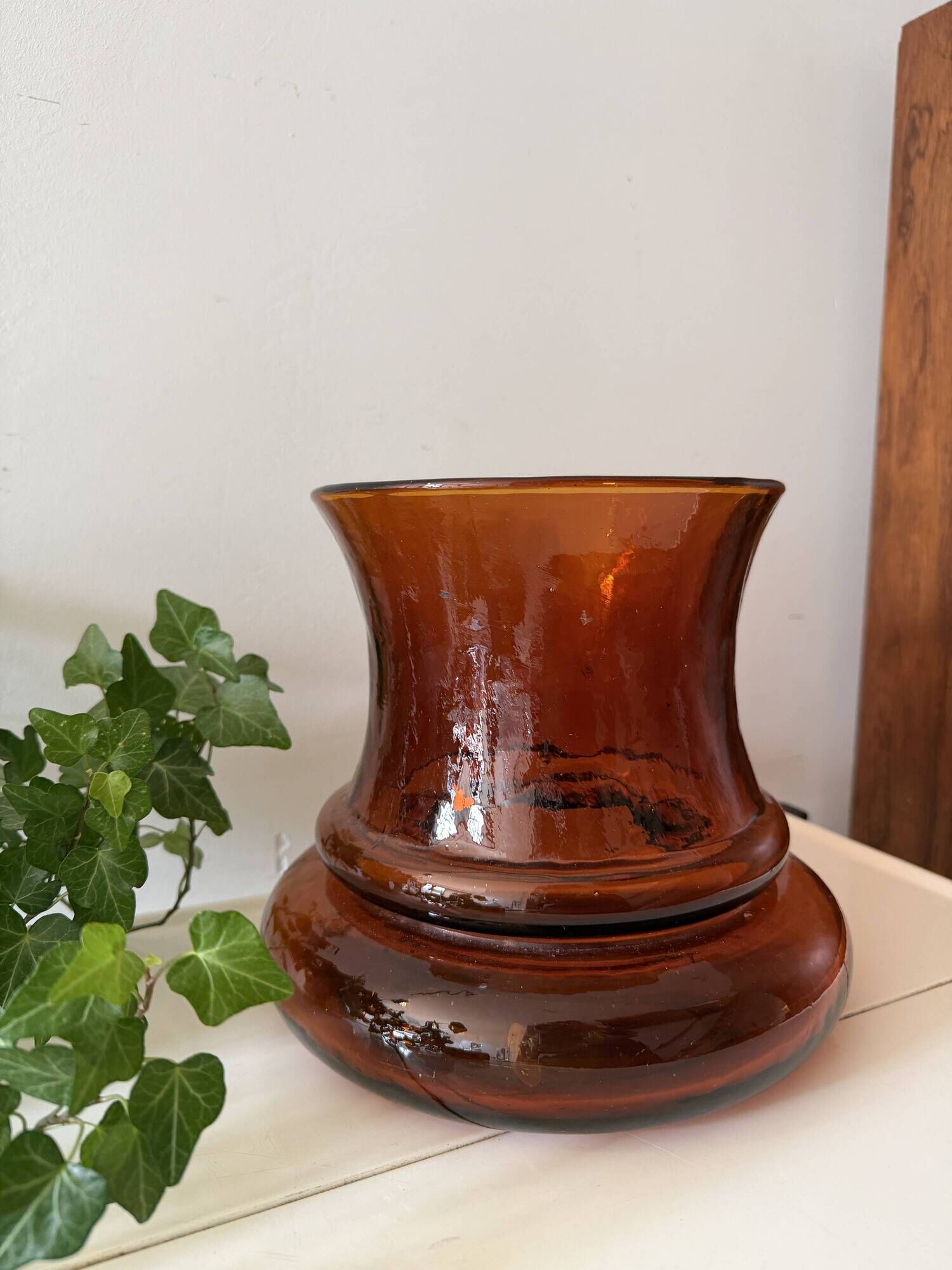 Vase en verre ambré avec un motif en relief