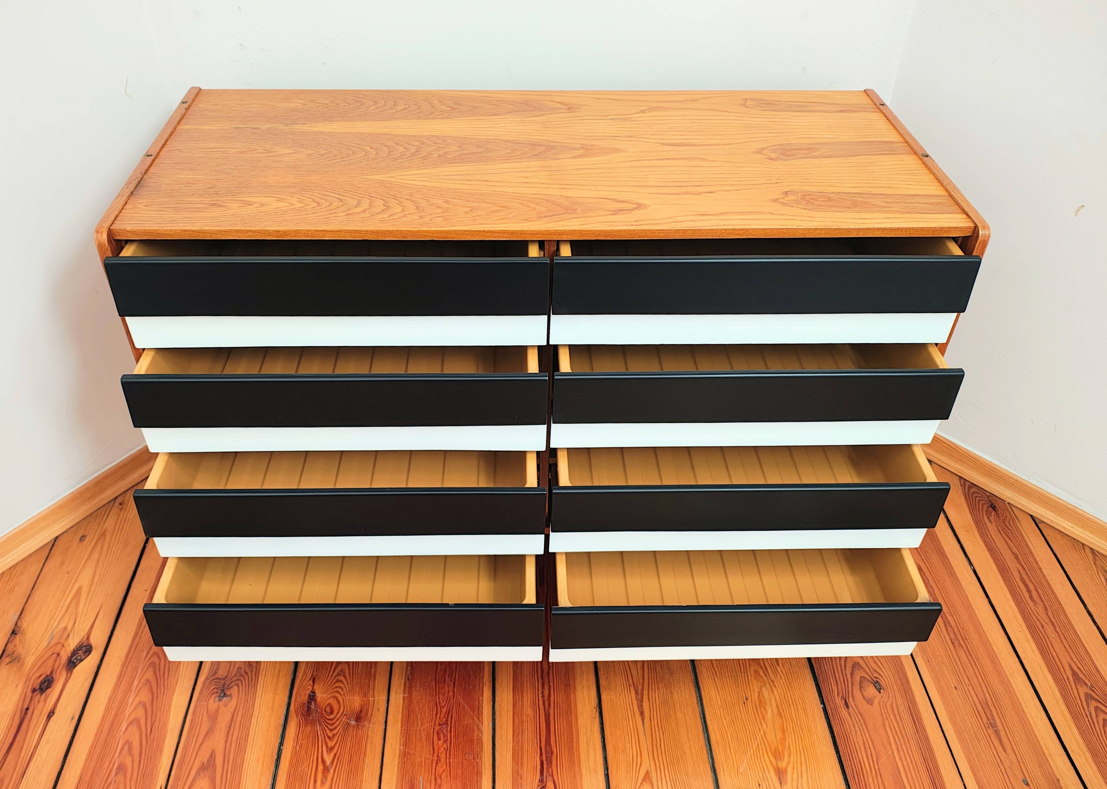 Commode tchécoslovaque par Jiří Jiroutek pour Cesky Nabytek, années 1960.