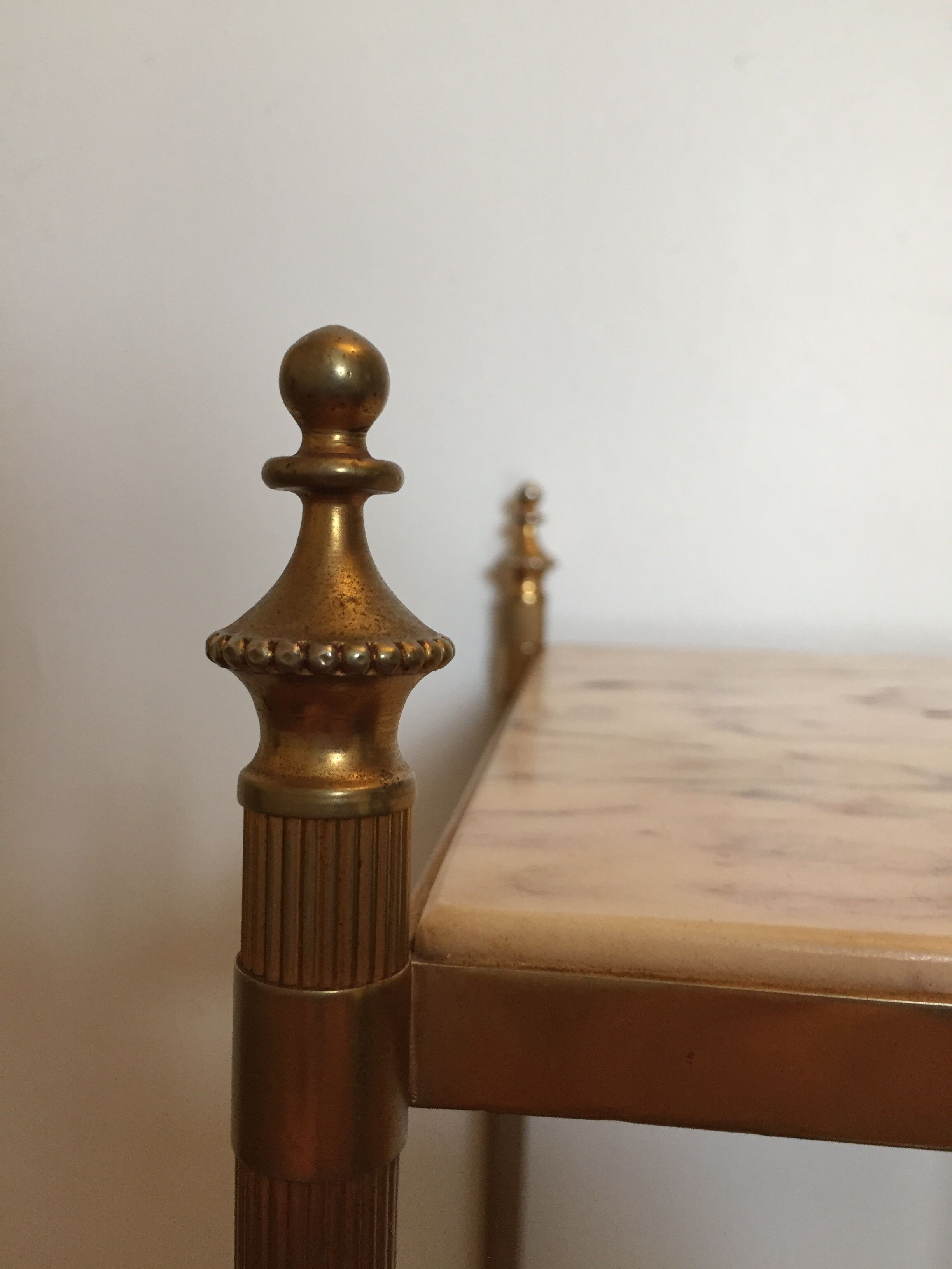 Etagère en laiton et marbre