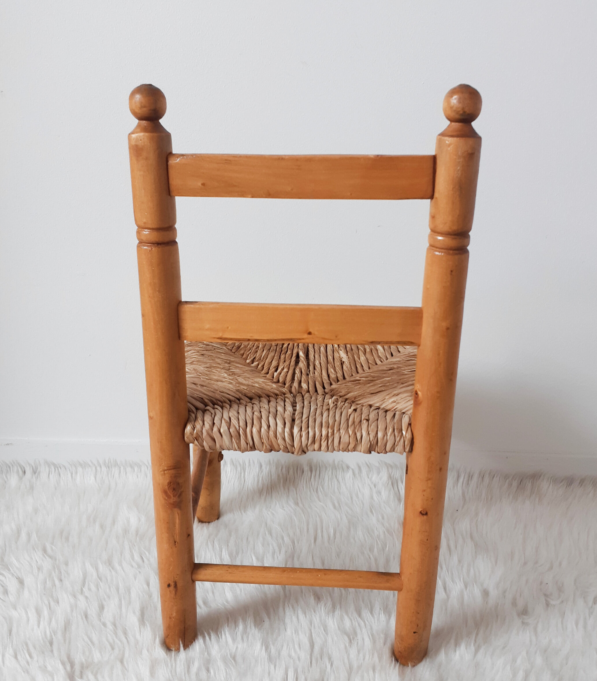 Vintage children's chair in wood and straw