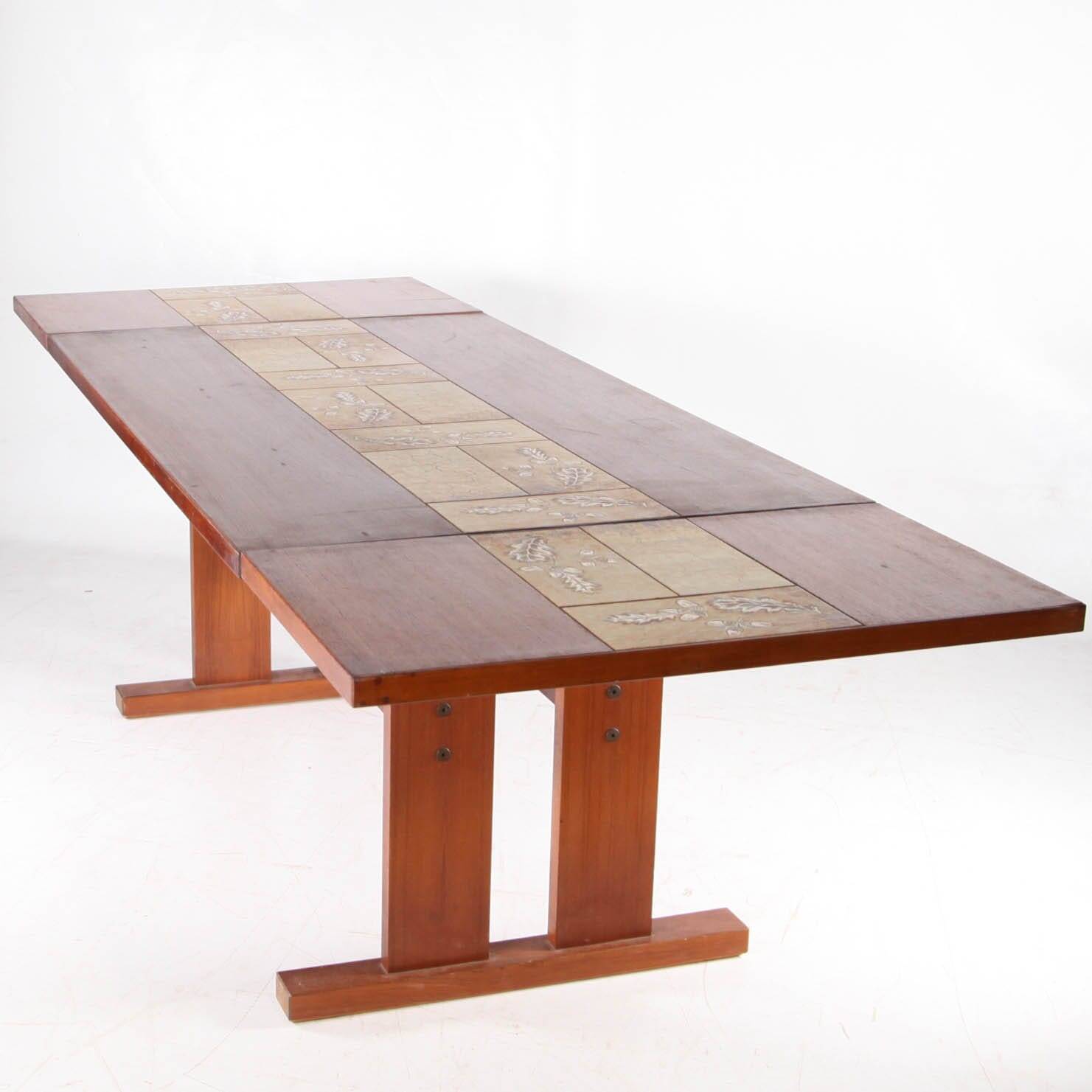 Extendable dining table in rosewood and ceramic