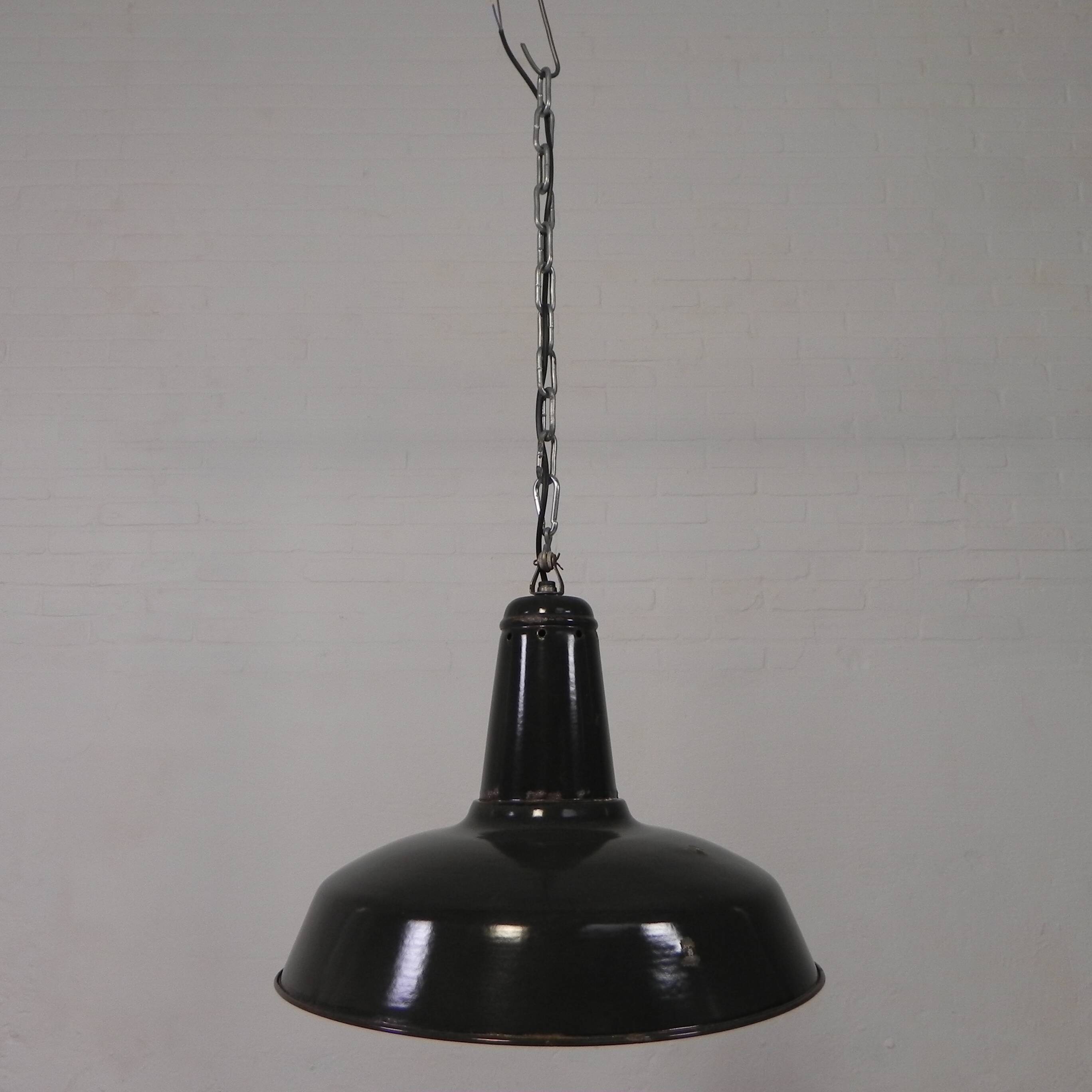 Industrial hanging lamp with enamelled steel shade