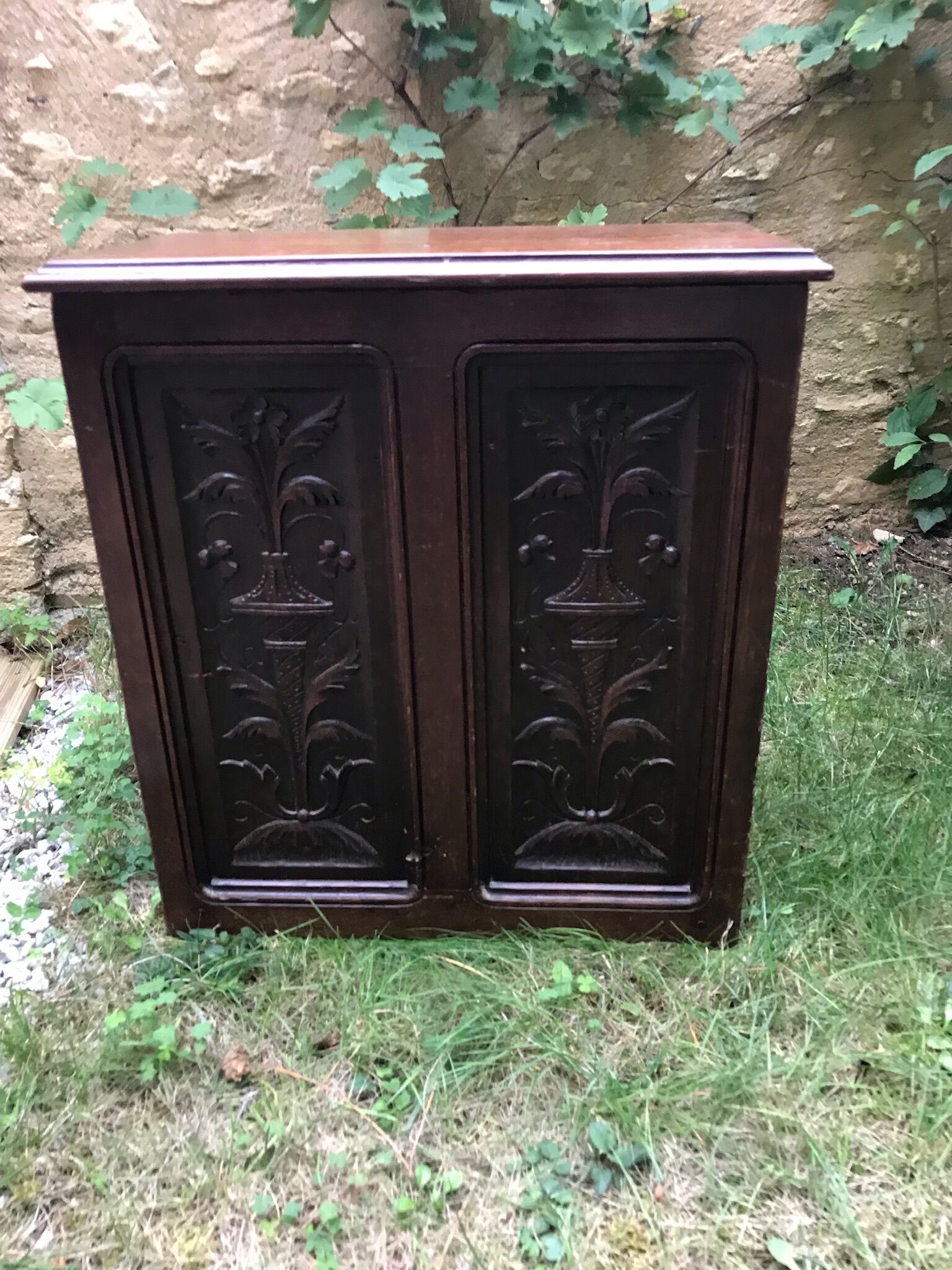 Coffre en bois sculpté et estampille a. dubois