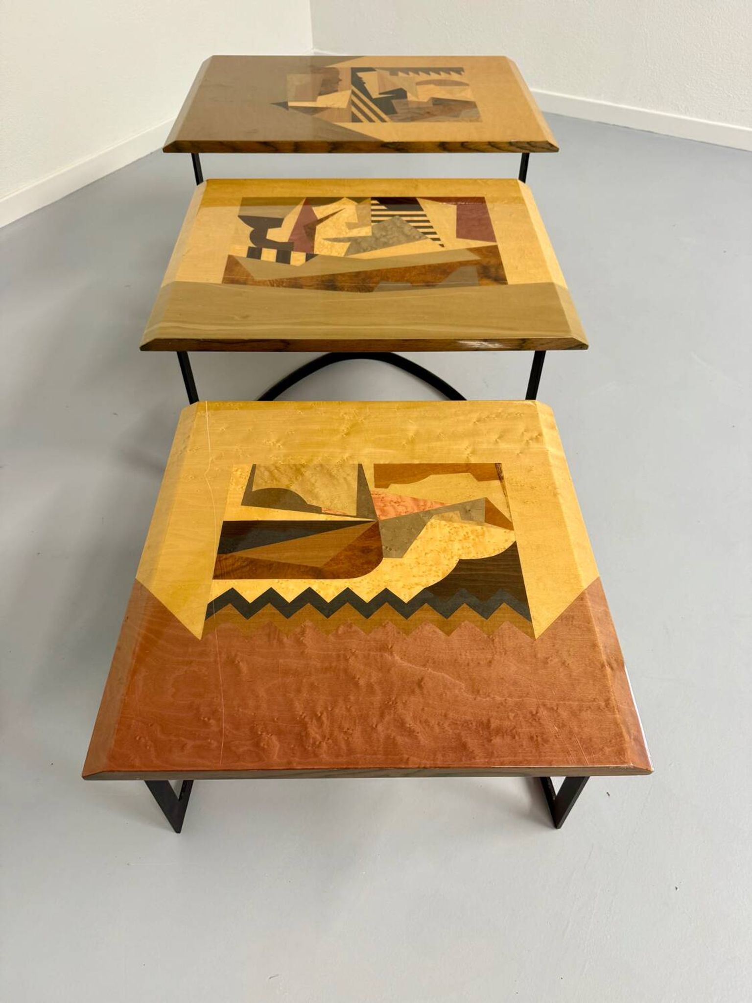 Table basse gigogne marqueterie géométrique design italien vintage
